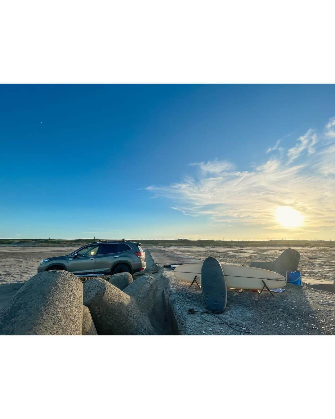 土井地恵理子さんのインスタグラム写真 - (土井地恵理子Instagram)「夕波surfの日  難しい波の日は 見てまた勉強。  波良くないから人もいない。 のんびり過ごして それはそれでいい日◡̈ そんな夏の日  #surf #surfin #wave  #サーフィン #サーフィン女子 #夕波」8月29日 9時18分 - ericodoiji