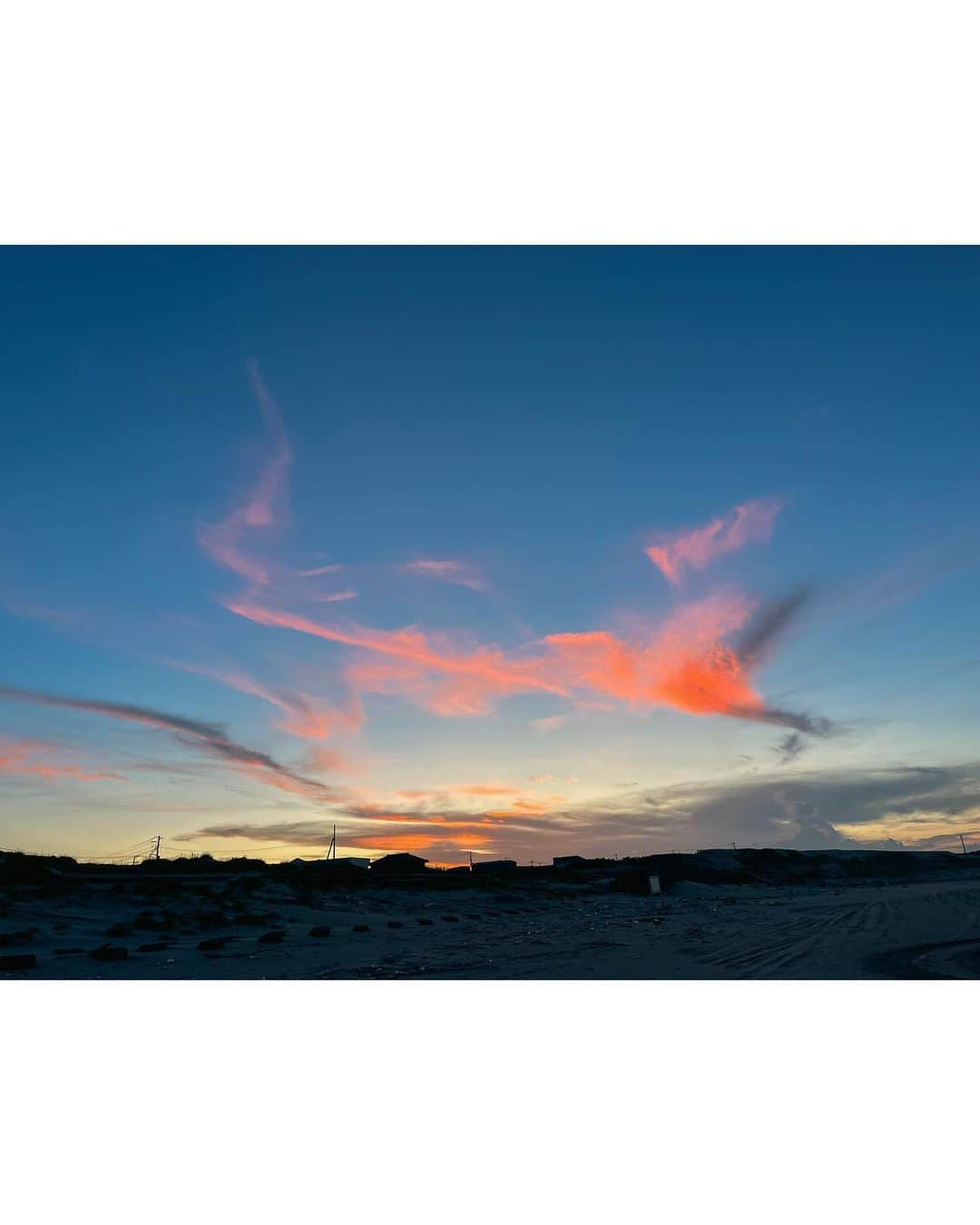 土井地恵理子さんのインスタグラム写真 - (土井地恵理子Instagram)「夕波surfの日  難しい波の日は 見てまた勉強。  波良くないから人もいない。 のんびり過ごして それはそれでいい日◡̈ そんな夏の日  #surf #surfin #wave  #サーフィン #サーフィン女子 #夕波」8月29日 9時18分 - ericodoiji