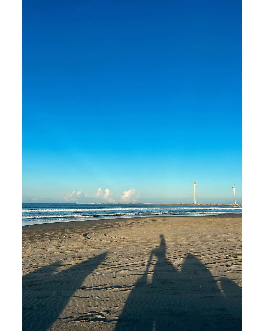 土井地恵理子さんのインスタグラム写真 - (土井地恵理子Instagram)「夕波surfの日  難しい波の日は 見てまた勉強。  波良くないから人もいない。 のんびり過ごして それはそれでいい日◡̈ そんな夏の日  #surf #surfin #wave  #サーフィン #サーフィン女子 #夕波」8月29日 9時18分 - ericodoiji