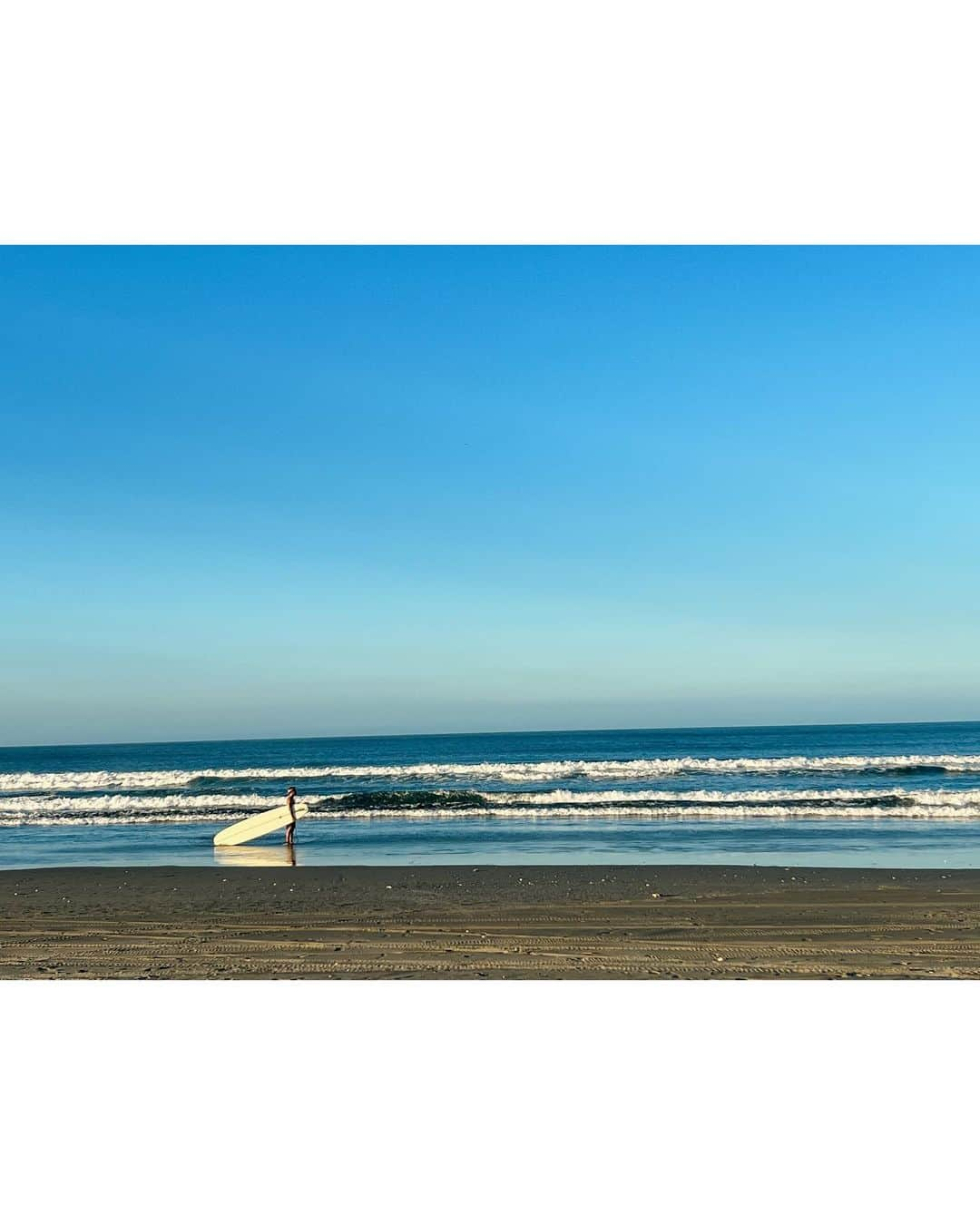 土井地恵理子さんのインスタグラム写真 - (土井地恵理子Instagram)「夕波surfの日  難しい波の日は 見てまた勉強。  波良くないから人もいない。 のんびり過ごして それはそれでいい日◡̈ そんな夏の日  #surf #surfin #wave  #サーフィン #サーフィン女子 #夕波」8月29日 9時18分 - ericodoiji