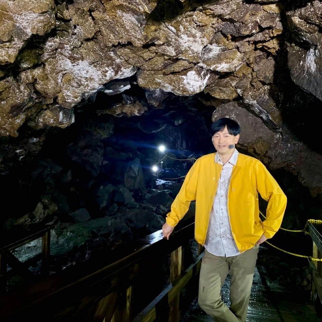 依田司さんのインスタグラム写真 - (依田司Instagram)「8月29日（火） 静岡県御殿場市の「駒門風穴」から。 およそ8000年～1万年前の富士山の噴火で流れ出した溶岩から出来た「風穴」は、規模も日本最大級。大正11年に国指定の天然記念物に指定されています。 一周20分ほどですが、屈まないと通れないところもあり、探検気分も味わえます。 なんといっても涼しい！。中は一年を通して13℃ほどに保たれていて、上着を着ないと寒いほどです。なんて贅沢なんでしょうか。富士山を観光の際、立ち寄りスポットに加えたいですね。  #駒門風穴 #依田さん #依田司 #お天気検定 #テレビ朝日 #グッドモーニング #気象予報士 #お天気キャスター #森林インストラクター #グリーンセイバーアドバンス #プロジェクトワイルド #IPCC伝導者 #japan #japantrip #japantravel #unknownjapan #japanAdventure #japanlife #lifeinjapan #instagramjapan #instajapan #療癒 #ilovejapan #weather #weathercaster #weatherforecast」8月29日 9時19分 - tsukasa_yoda