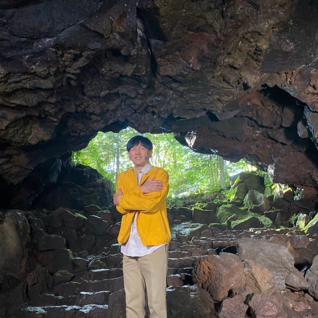 依田司さんのインスタグラム写真 - (依田司Instagram)「8月29日（火） 静岡県御殿場市の「駒門風穴」から。 およそ8000年～1万年前の富士山の噴火で流れ出した溶岩から出来た「風穴」は、規模も日本最大級。大正11年に国指定の天然記念物に指定されています。 一周20分ほどですが、屈まないと通れないところもあり、探検気分も味わえます。 なんといっても涼しい！。中は一年を通して13℃ほどに保たれていて、上着を着ないと寒いほどです。なんて贅沢なんでしょうか。富士山を観光の際、立ち寄りスポットに加えたいですね。  #駒門風穴 #依田さん #依田司 #お天気検定 #テレビ朝日 #グッドモーニング #気象予報士 #お天気キャスター #森林インストラクター #グリーンセイバーアドバンス #プロジェクトワイルド #IPCC伝導者 #japan #japantrip #japantravel #unknownjapan #japanAdventure #japanlife #lifeinjapan #instagramjapan #instajapan #療癒 #ilovejapan #weather #weathercaster #weatherforecast」8月29日 9時19分 - tsukasa_yoda