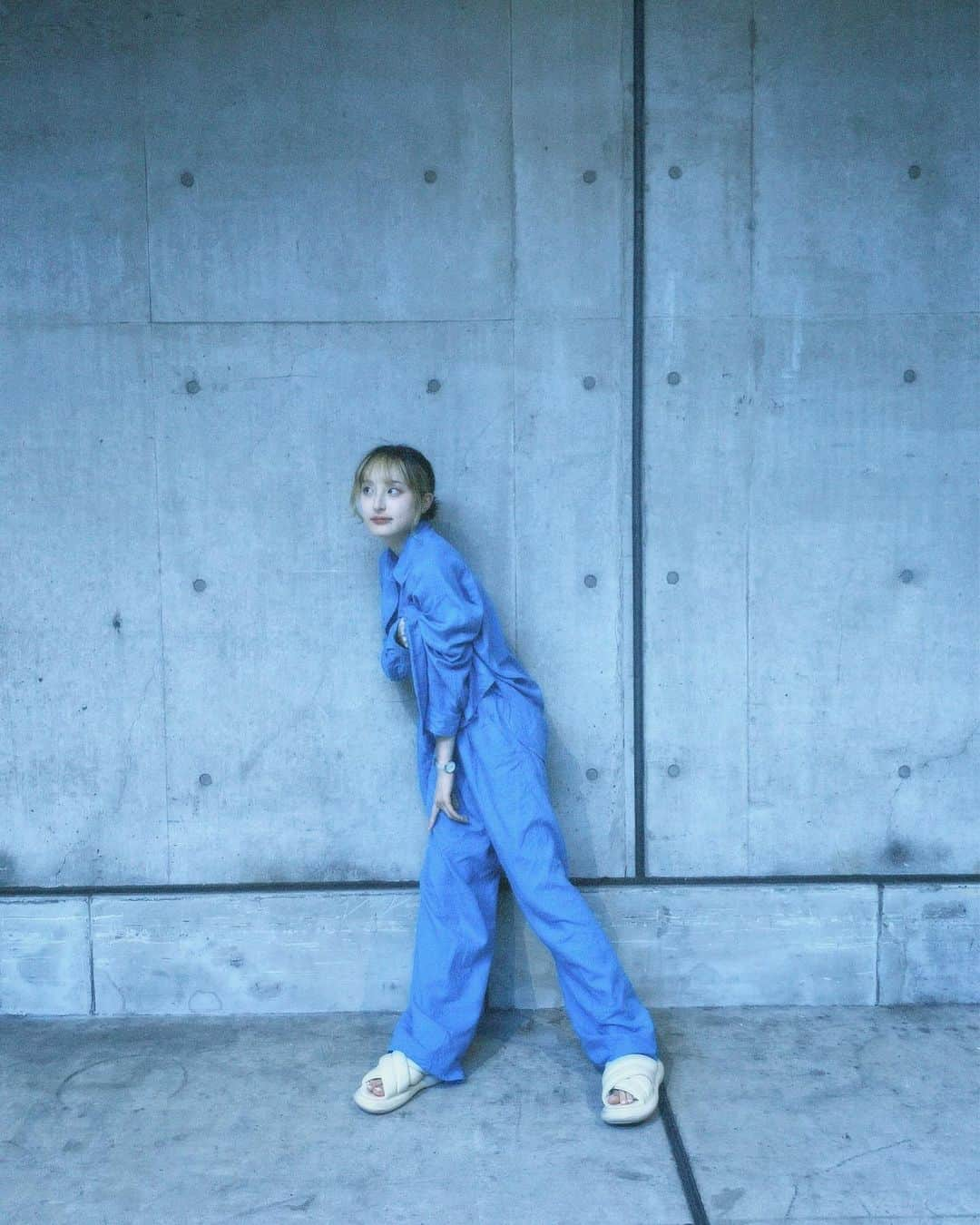 川原美咲さんのインスタグラム写真 - (川原美咲Instagram)「🪼💧🫧 ・ ・ ・ #全身gu だと思わなかろう？ 青セットアップ一目惚れしました、 ・ ・ ・ ・ ・ ・ ・ #全身guコーデ #guコーデ #guコーデ部 #リネン服 #リネンシャツ #guセットアップ #guサンダル #プチプラコーデ #骨格ナチュラル #骨格ナチュラルコーデ #ブルベ夏 #骨ナチュ」8月29日 9時32分 - misaki_888_sagasaikou