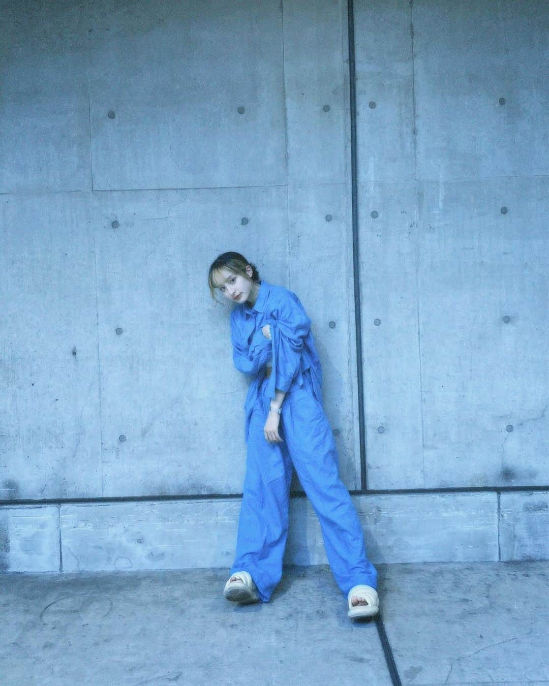 川原美咲さんのインスタグラム写真 - (川原美咲Instagram)「🪼💧🫧 ・ ・ ・ #全身gu だと思わなかろう？ 青セットアップ一目惚れしました、 ・ ・ ・ ・ ・ ・ ・ #全身guコーデ #guコーデ #guコーデ部 #リネン服 #リネンシャツ #guセットアップ #guサンダル #プチプラコーデ #骨格ナチュラル #骨格ナチュラルコーデ #ブルベ夏 #骨ナチュ」8月29日 9時32分 - misaki_888_sagasaikou