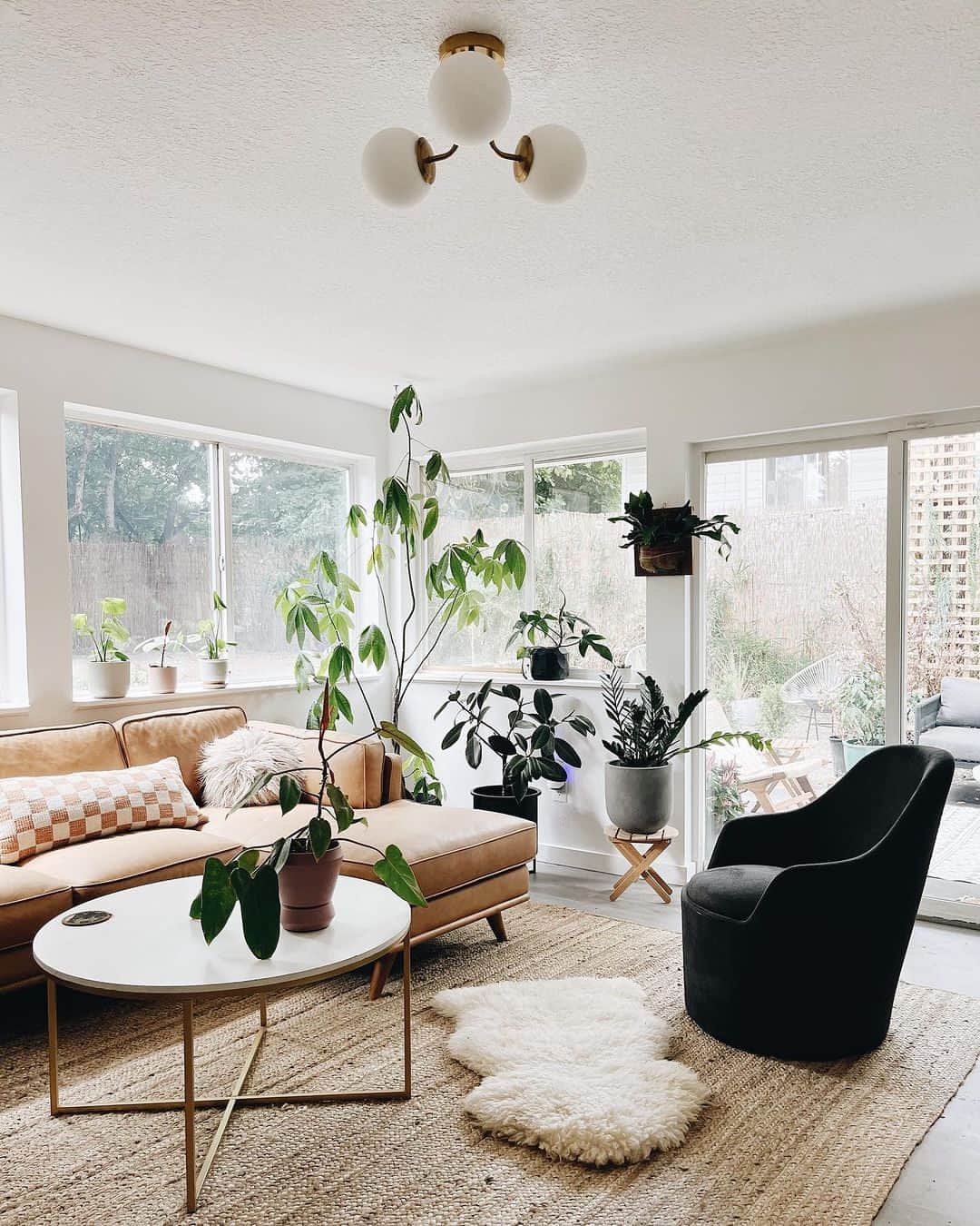 MT DOMAINEのインスタグラム：「Plants always liven a room up.  (Via @arborand.co) #MyDomaine」