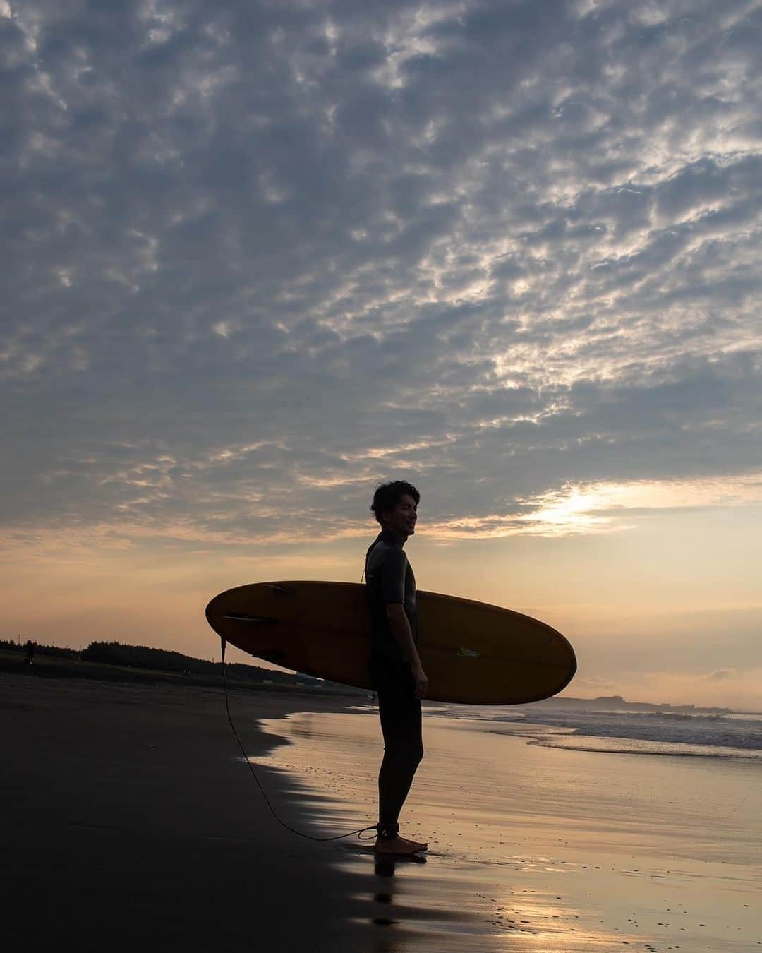 幸太のインスタグラム：「wanna…  そろそろ潮切れだなぁ…  パドリングしないとなぁ…  今週は🏄狙いたいなぁ…  📸by @ide_naotoshi   #mensmodel #surfer #beautyadvisor  #モデル #サーファー #男性美容家  #กล้ามเนื้อ #นักท่องเที่ยว #ที่ปรึกษาความงามบุรุษ #时装模特 #冲浪者 #男士美容顾问 #패션모델 #서퍼들 #남성뷰티어드바이저 #rinconwetsuits  #写心部  #海のある生活」