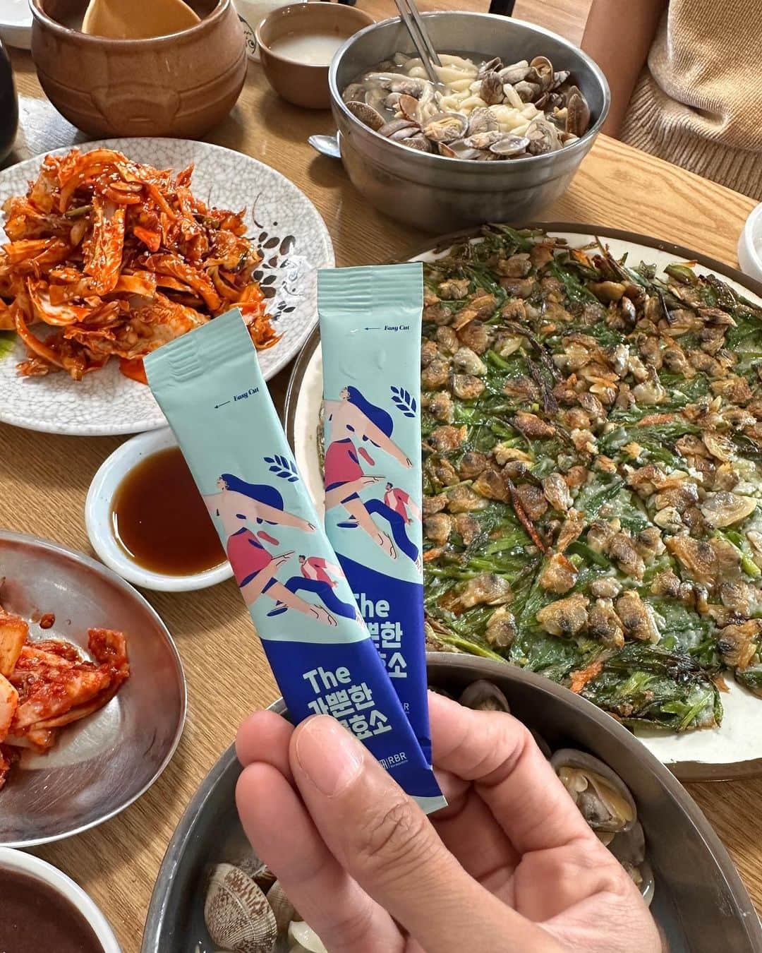 キム・ビヌさんのインスタグラム写真 - (キム・ビヌInstagram)「오늘 아침 비가오면서 살짝 쌀쌀한기운이  바지락칼국수 딱인데 😝😝 밀가루 들이붓고 소화안되서 속답답하셨던분들  각자 자신만의 효소는 준비하고 계신가요 ?? 저는 더가쁀한곡물효소가 저의 원픽인데요 🌾🌾 맛은 이미 보장되셨죠 ??? 이제는 역하거나 맛없는효소는 빠빠이 하시고  여러분들의 소화에 적극 도움줄수 있는 효소로 정착해 보심이 😍😍 The 가뿐한 곡물효소는요 🌾  ✔️평소과식을 많이하시는분 ✔️야식을 즐기시는분  ✔️소화가 잘 안되는분 ✔️빵 이나 국수류등 탄수화물 위주의 소화가 잘 안되는 음식을 좋아하시는 분  ✔️식사후 소화가느리신분 ✔️잦은과음 ✔️편식 & 불규칙한 식습관을 가지신분  ✔️항상 몸이 무겁다 생각하시는분  ✔️더부룩 한 속에 화장실을 잘 못가시는분   구매는 프로필링크 클릭해주세용 ♥️  #공동구매  #더가뿐한곡물효소  #효소」8月29日 9時36分 - binwoos