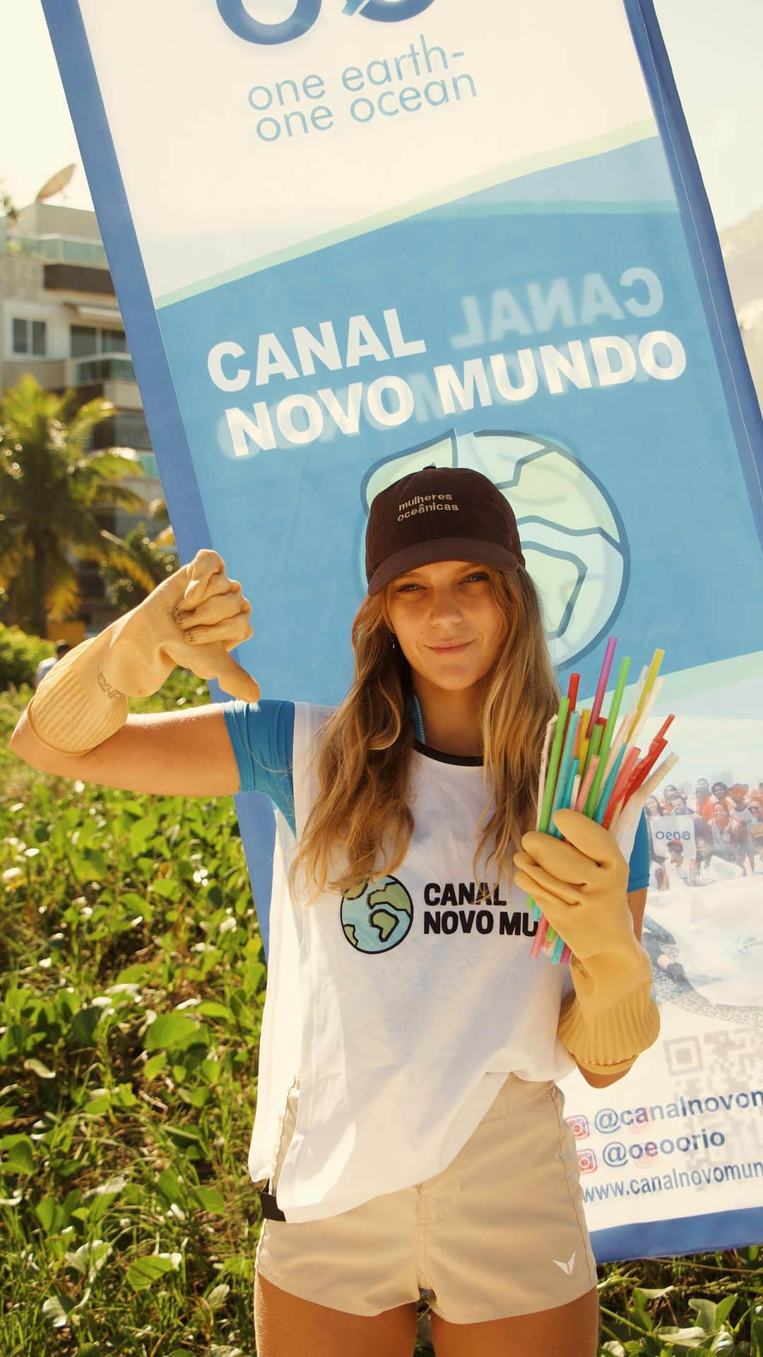 イザベラ・サントーニのインスタグラム：「Hoje é o dia do voluntário e queremos te convidar a se tornar um! ✨  Existem diversas formas de ajudar e participar dos nossos projetos. Siga o @canalnovomundo para ficar ligado nas próximas ações! Contribua você também para um mundo melhor!  Estamos esperando você! 🌎💚」