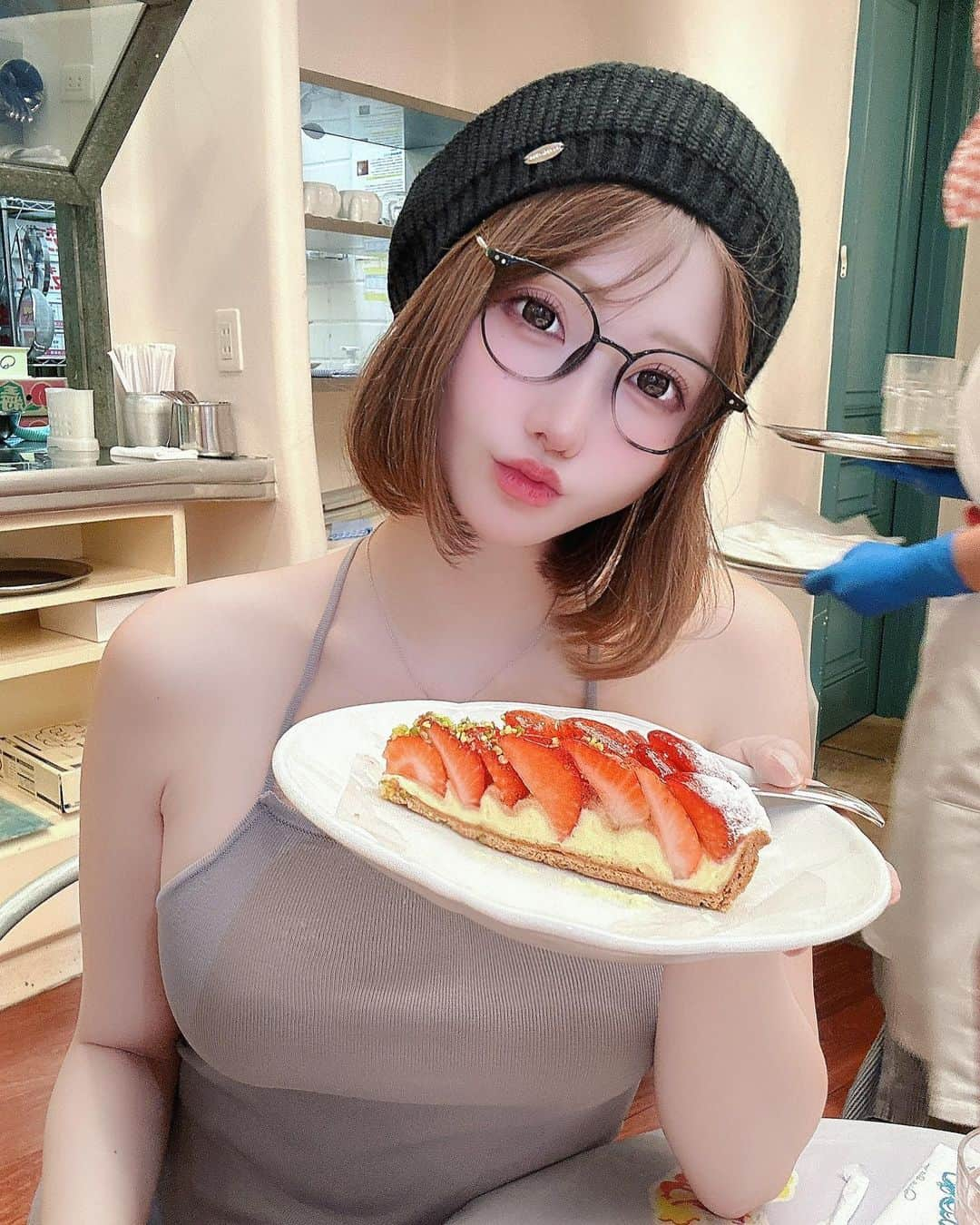 明日花リナのインスタグラム：「ケーキで1番好きなのはキルフェボンのフルーツタルト❤️ 美味しくて瑞々しいフルーツの種類たくさんあっていつも迷っちゃう笑 甘すぎなくてさっぱりしてるのに素材の味が感動的にとっても美味しいからみんなも食べてみてほしいです🍓 女の子連れて行ったら喜ばれるお店👼  #表参道#キルフェボン#デート#フルーツタルト#ケーキ#いちごタルト#quilfaitbon」