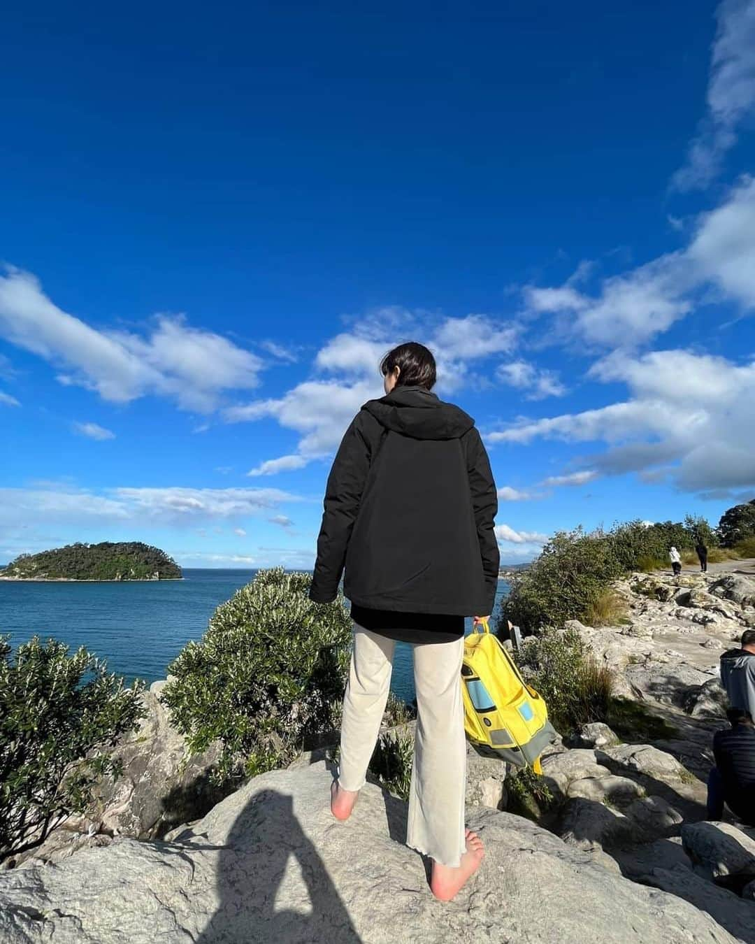 中島早貴さんのインスタグラム写真 - (中島早貴Instagram)「In Tauranga 🇳🇿  砂浜が気持ちよくて 靴を車に置いてみんなで歩いてたら 裸足のままちょこっとハイキングゾーンへ行くことに😂  足の裏痛かったぁーー。笑 無心になる。とはこの事。 私はまだkiwiにはなれません✍️  We left our shoes in the car and walked barefoot because the sand on the beach was nice and soft ♡  But A little boy decided to go for a little hiking so we had to go there too 😂 It was a gravel path there.  My soles were sore!!!!! I tried to not think of anything😵‍💫 I was like “I can't be Kiwi yet” haha.  #語学留学生 #NewZealand #NZ #アウトプット日記」8月29日 9時39分 - saki__nakajima__uf