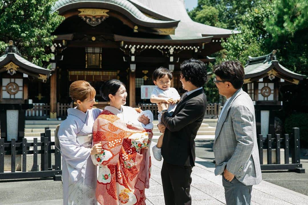 田中響子のインスタグラム：「今回も義両親と一緒に。 また誰が主役かわからないくらい 律人くん目立っていますが。笑  息子のお宮参りは最盛期🦠だったので 私の両親は呼べなかったけど 今回は来て貰えば良かったと後悔🥲  もし3人目が来てくれたら(私は2人でよい) 両家揃ってできるといいな♡」