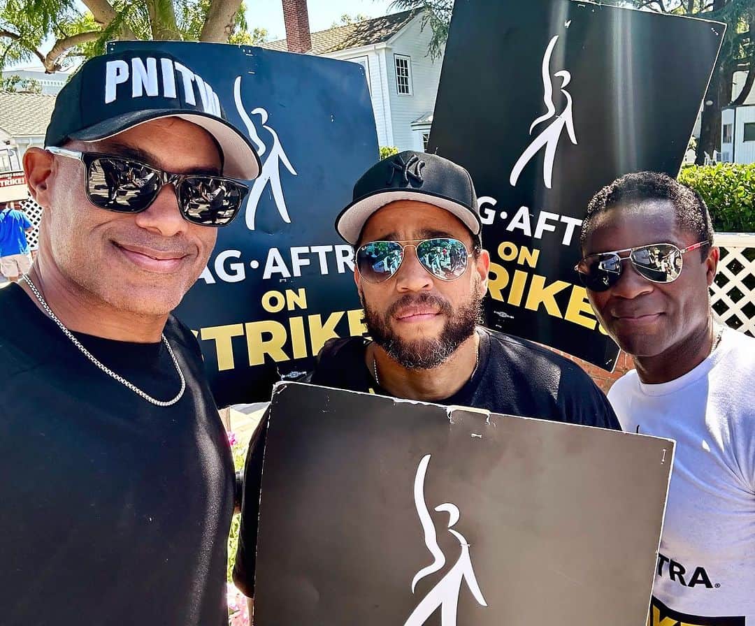 ボリス・コジョーのインスタグラム：「First day back on my feet. Grabbed a sign and went to make some noise with my @sagaftra & @wgawest brothers and sisters again. Let’s hear it for livable wages with health insurance, streaming residuals and AI protection. Auf geht’s!」
