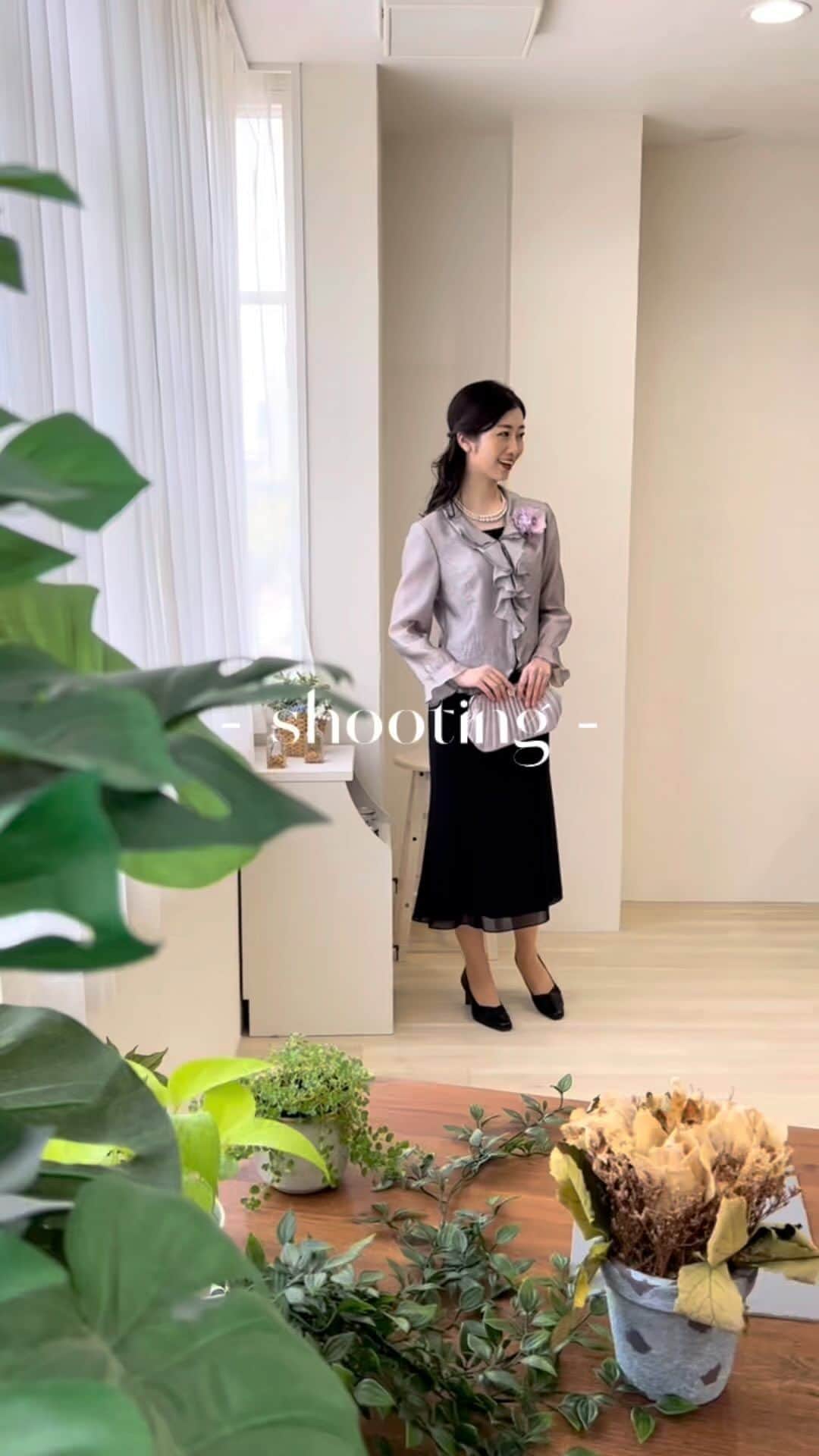 福井千佳のインスタグラム：「. . . 👗 . . 着せていただくお洋服や撮影のジャンル、 自分がどんな人になりきるか。 考えながら臨むのがとっても楽しくて幸せ。 . . . いや選曲よ。 . . #撮影風景」