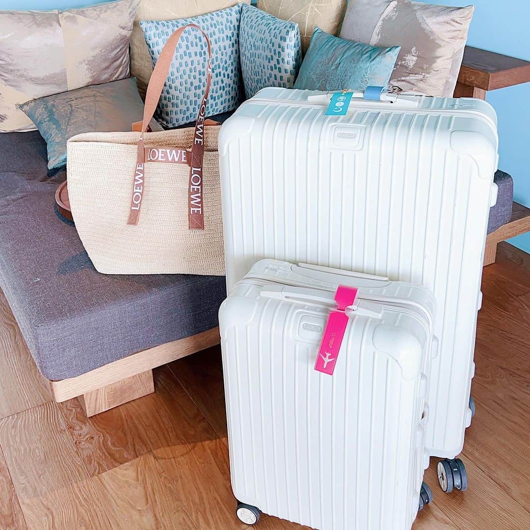 SPARAさんのインスタグラム写真 - (SPARAInstagram)「4年ぶりの沖縄。 だから4年ぶりにこの大きなスーツケース出しました♪ 4人家族で3泊以上だと大荷物。 荷物入れた容量は25kgでした。 RIMOWAのサルサエクリュは買って良かったシリーズ♡  #rimowa#リモワ#リモワサルサ#RIMOWASALSAECRU#リモワサルサエクリュ#unitedarrows#コラボ#ユナイテッドアローズ#別注#ユナイテッドアローズ別注#旅行#スーツケース」8月29日 9時48分 - spara_aco