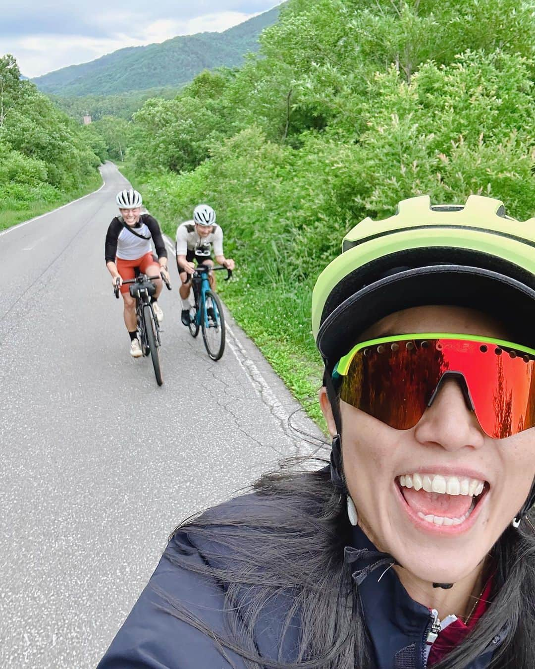 三星マナミのインスタグラム：「@discoverride  #北信ライド   長野県北信地域⛰️✨ 猛暑を飛び越えて、走破するには最高の季節になりました🙌  そんな中、グラベロで登場したオシャレなお2人🚴🚴‍♂️ @iamkentasan  @tsuchinari   奥信濃の自然の豊かさ🌿 走り易い道🚴✨ ヒルクライム💥 グルメ🍴  …空腹に染みるスイーツ🍰 …寒さに染みるグルメ😋 …急な天候の変化😱⁉️  色々な場面が面白くw 一緒に走らせてもらいました✨  ありがとうございました🙌  Support by @shinetsu_shizenkyo  @shinetsu_activity  @urayama_runner」