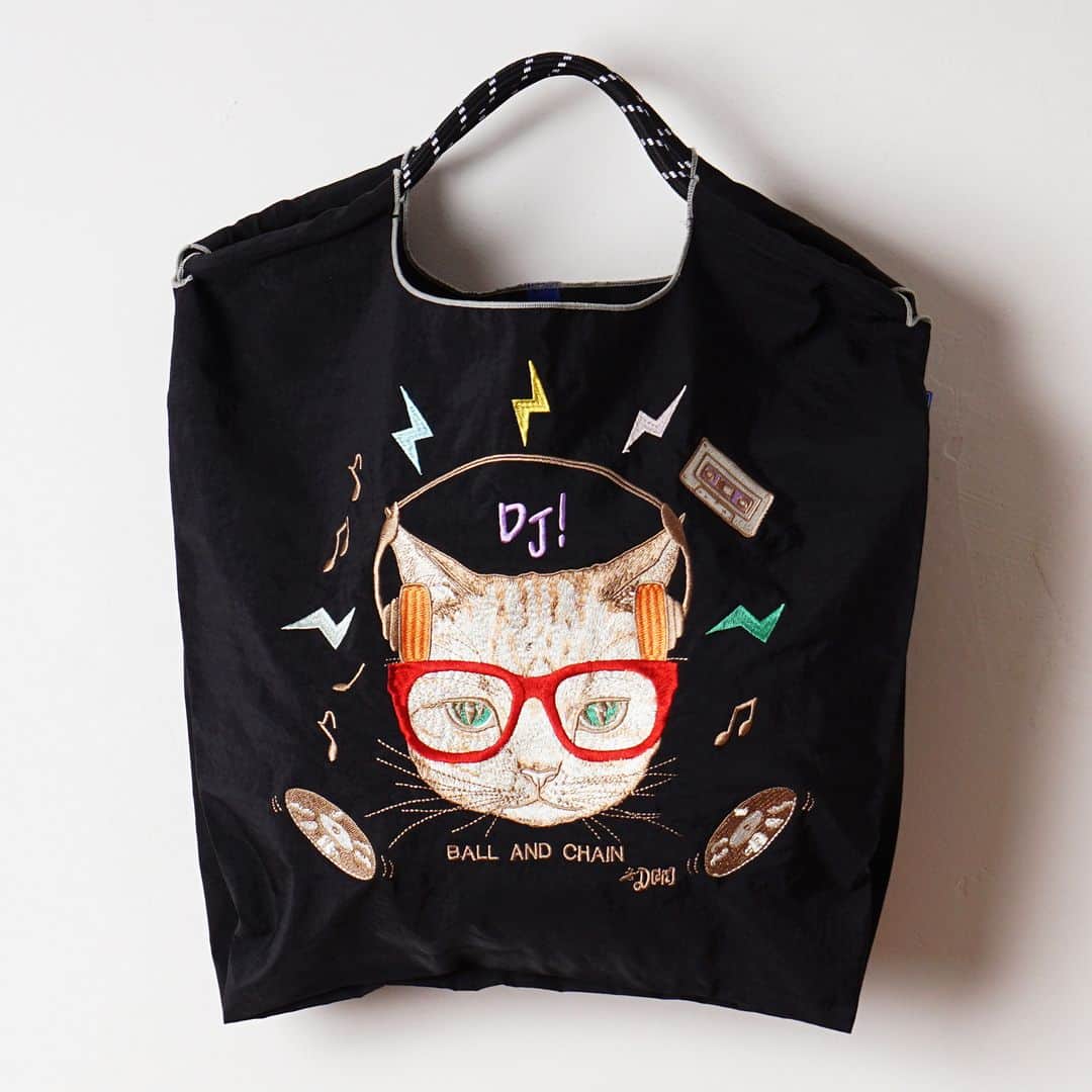 D[di:]のインスタグラム：「脳内DJ🐱と! 身軽にGroovin’  まだまだ暑い季節in Japanでございます🌞が 本日のD[di:]ショップのレコメンドシリーズも、DJ CATシリーズのその1 ／Mサイズ 耐久性、撥水性にも優れ、丈夫で汚れにくい✨もし汚れてもそのまま洗濯機で洗えちゃう♪　 Ball & Chain／ボールアンドチェーンBlue labelとD[di:]のコラボレーションシリーズ 音楽好きなアナタにお持ちいただきたい♪🐱　カセットとレコードで脳内DJをするキャットDAYO!♪  お色は、カーキグレイ、ブラック、ラベンダーの３色をご用意しております♪ こちらも人気CATにつき、品薄のお色もございますので気になるかたはお早めに〜  【柄について／DJ キャット】 このネコの名は社長。 実際に、D[di:]の実家にいたちょっと太めのアメリカンショートヘアのおとこの子でした。 ８０’sを思わせるポップなミュージックモチーフ、豊富なカラーバリエーションが、どんなコーディネートにもマッチしやすく持ちやすいと人気です。  サイズ M : H46cm W最長43cm 最短30cm D9cm  内ポケット×1 （16cm×18cm）収納用ゴム×1  Material : ポリエステル Made in China  Ball & Chainの刺繍バッグは、汚れたらそのまま洗濯もできるし、見た目よりもたくさんいれられちゃう優れもの！軽くて丈夫だから、誰もがとりこになる使い心地です♪  他にLサイズがございます／今ポストはMサイズのご案内になります どうぞ、当店のショップドアを🚪あけて、みにきてください♪  #present #animalillustration #embroidery　#cat #bag #ecobag #summerfashion #ballandchain #DJCAT #旅行グッズ収納」
