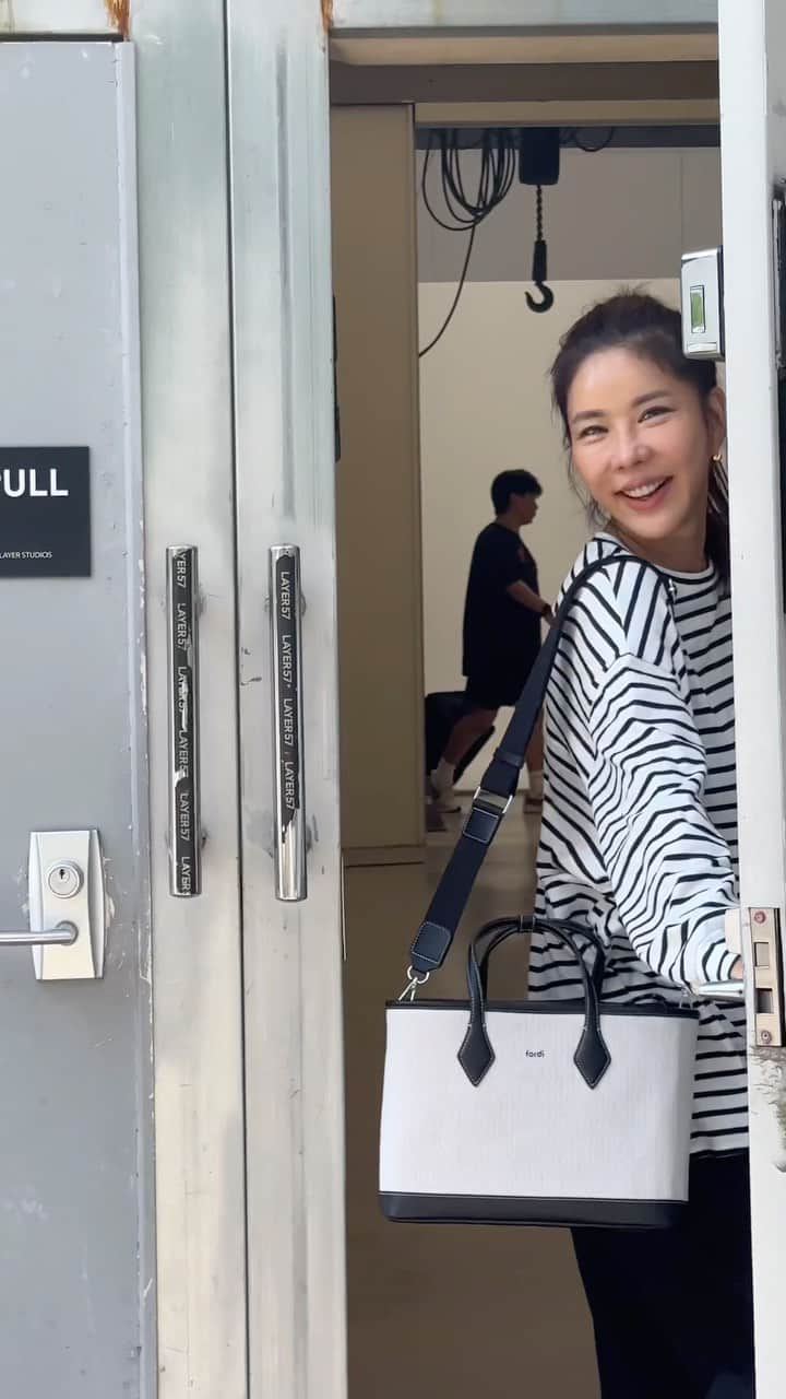 キム・ジュニのインスタグラム：「해가 쨍쨍했던 날! 여름이 가는게 너무 아쉽지만 어버브는 가을 한가운데 있어욤🖤  블랙스트라이프는 이번시즌 꼭 해야 하는 아이템! 어깨에 걸치기도 좋고 올드머니룩에듀 딱이고 이렇게 캐주얼하게도 짱 이쁘죠?😘  #comin_on_수요일 #어버브 #베이직루즈티셔츠」