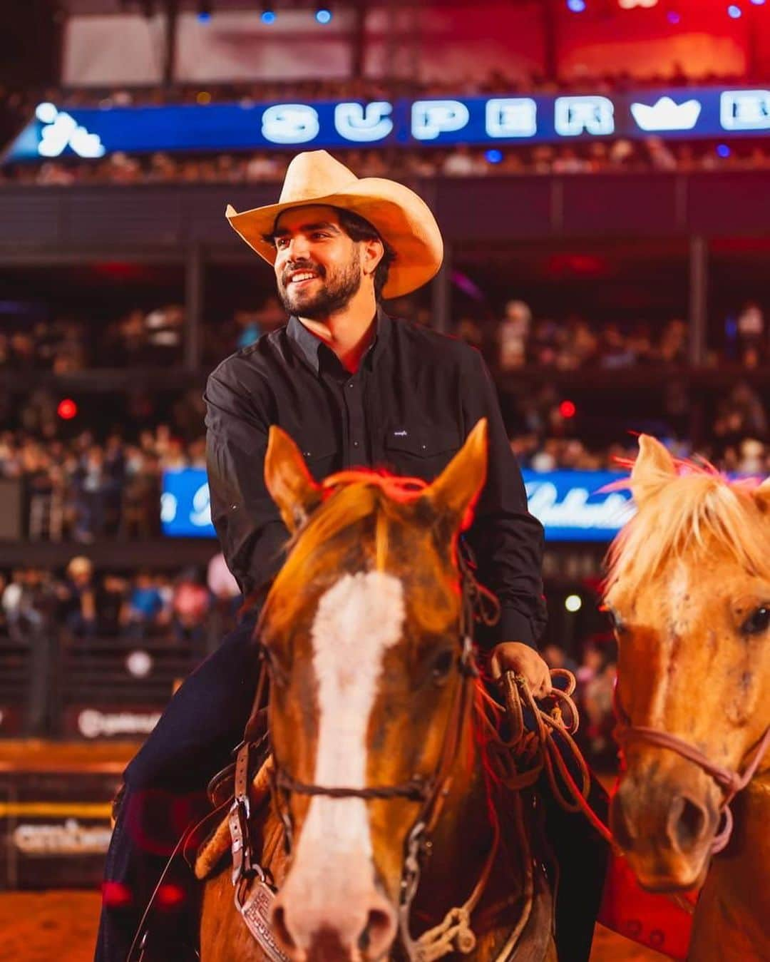 カイオ・カストロのインスタグラム：「O cavaleiro das Américas está chegando nos cinemas 🫵🏽😍🔥🐴 🇨🇦 🇧🇷」