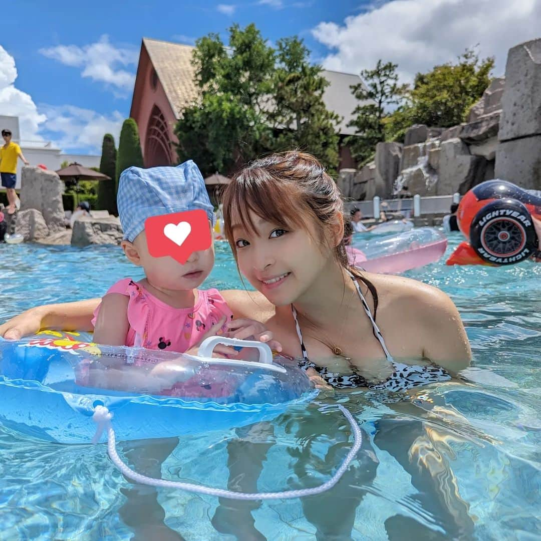 くぼたみかのインスタグラム：「About this summer...🌊  今年の夏は赤ちゃんいるし、7月は長女が体調崩しまくりだったからあんまり何もできないな〜と思ってたけど、思ったよりお祭りやプール、更にお泊りディズニーまで行けて満足！🙌ディズニーは暑かったからナイトパスポートで行ったけど、疲れ具合も何もかもちょうどいいくらいでした🩷🇬🇧から来た義両親も一緒に思いで残せてよかった。  ディズニーランド30周年の時は年間パスポートで行きまくってて、  「40周年の時は自分の子供と来たいなぁ」  なんてぼんやり考えてたけど、本当に来れて（しかも子2人も）夢が実現できたことがまだ信じられないな🥹子供と来るディズニーは視点もガラッと変わり、さらに大好きな場所になりました😍  夏よありがとう🌞  って、まだまだ暑いけど🤣  #summer #summerholiday #disney #tokyodisneyland #子連れディズニー　#ディズニーランド」