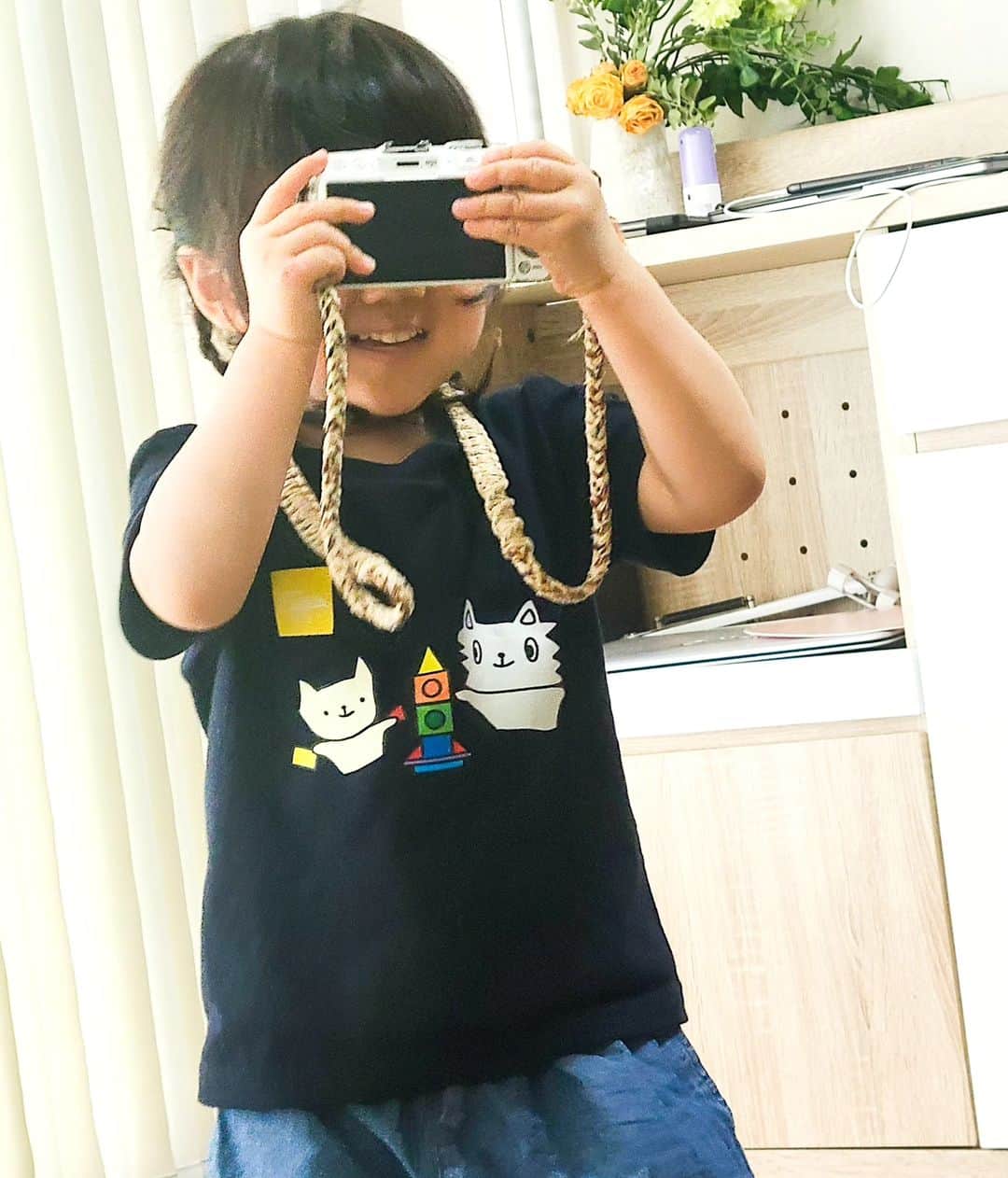酒井千佳のインスタグラム：「* 撮影するからカメラ持ってくるね！   といっちょまえに 私のミラーレスを勝手に出してきた娘。   向きちゃうけどな。   娘がたまきちＴしゃつを気に入って サイズちっちゃすぎるのに 毎日パジャマに着ていたので 新しいたまきちＴしゃつ作りました。   絵柄は娘の意見を聞きつつ。   「たまきちが何してるところがいい？」 「ブロックで遊んでるところ！」 「ブロックで何つくろうか」 「ロケットがいい！」   優柔不断な私と違って さくさく決めてくれる頼もしい娘。   娘の着ているのはネイビー パパはブラック 私はスモークブラックで 少しだけ色の違う家族おそろいにしました。   下の子も来年着れるのを作ってあるから 来年は4人おそろいだよ。   #オリジナルtシャツ #おそろいtシャツ #家族おそろいコーデ #ミラーレス女子 #たまきち」