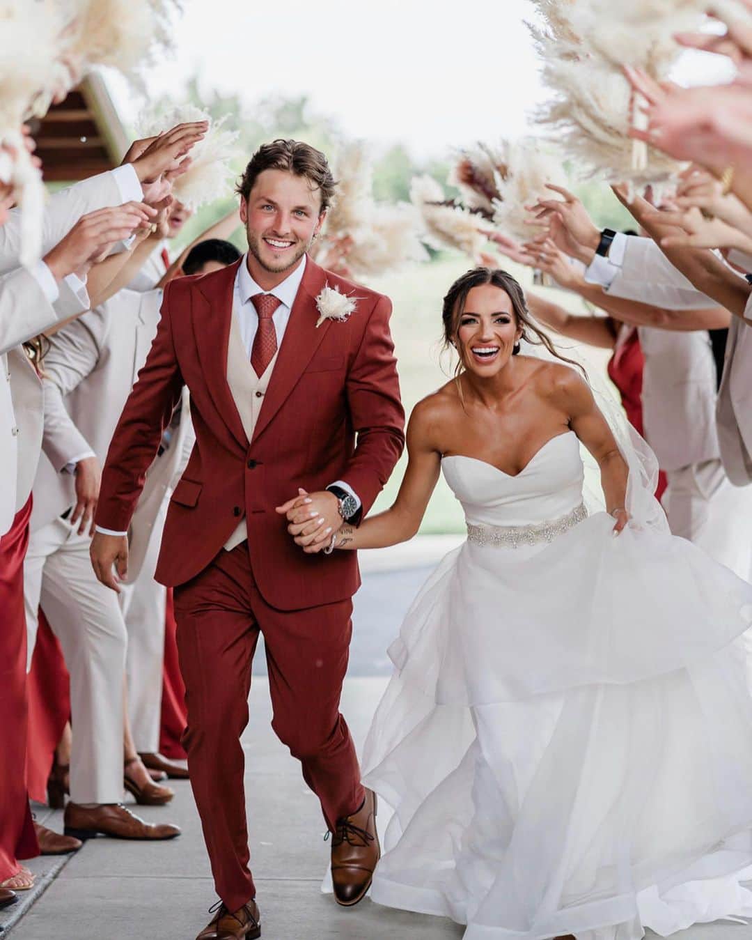 レキシー・プリースマンのインスタグラム：「MR. & MRS. HEFFRON 🤍💍」