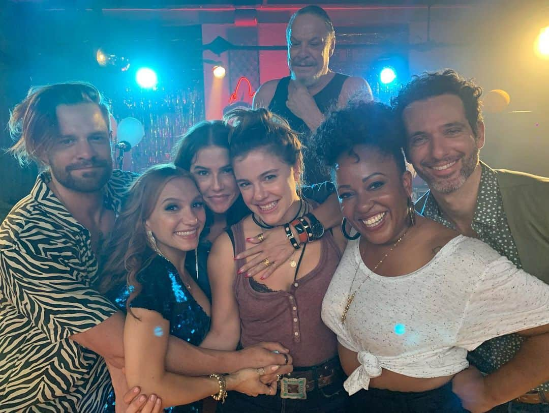 Alice Wegmannのインスタグラム：「HOJE VAI AO AR O EPISÓDIO 5 #RensgaHits ❤️‍🔥🦅 doida por eles!!!」