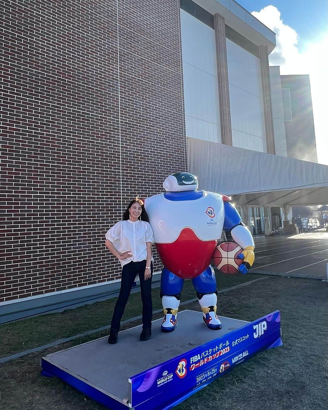 崎山一葉のインスタグラム：「* 沖縄アリーナで開催中の FIBAバスケットボール ワールドカップ🏀  観に行ける予定ではなかったので 急いで準備🥳  会場に着いてすぐ フェイスシールを貼ってもらい Tシャツを買いました。  様々な国の 熱戦や歴史的勝利を観ると やはり胸が熱くなりますね🔥  今日の日本戦も楽しみにしています♬  #FIBA #basketball  #wc  @fibawc.okinawa  @fibawc」