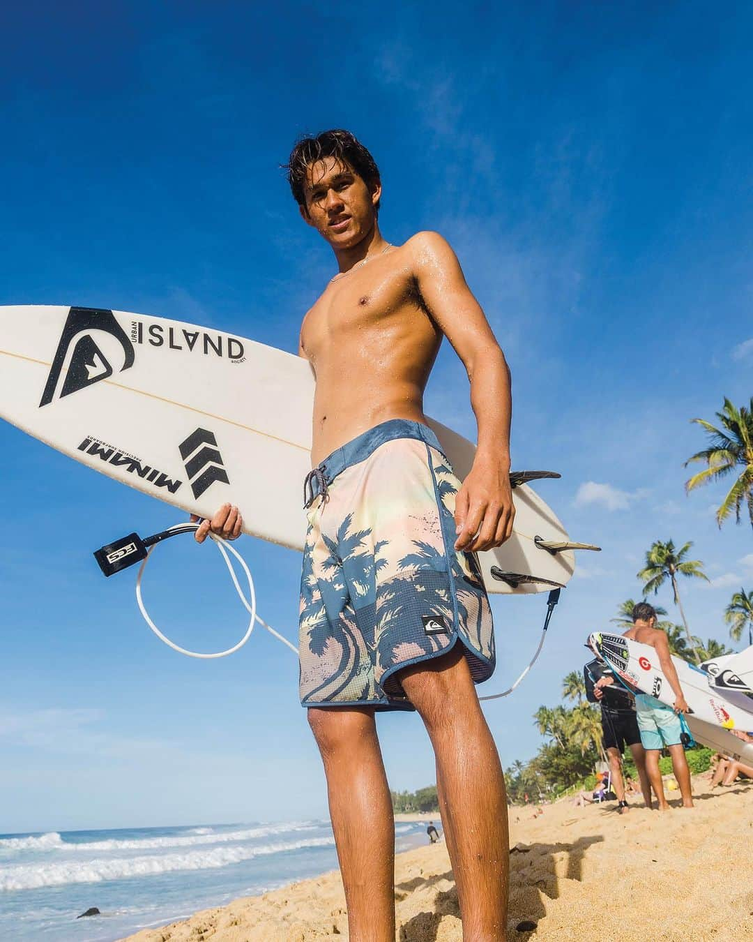 クイックシルバーのインスタグラム：「@jackson_bunch_surfer_ in the Highline boardshort. A Hawaiian staple this coming winter.   Jackson is home to Maui, and there is still work that needs to be done to replenish the island and help out the locals. There are two links in our bio for you to get involved; any help is appreciated!」