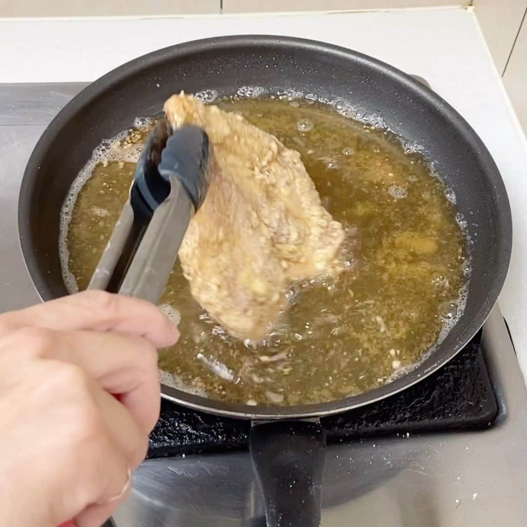 インリンのインスタグラム：「最近我が家はよく雞排ジーパイを作ります♪家族に評判が良い我が家のレシピを動画に撮ってYouTubeに配信しました♪ https://youtu.be/YXh22CMgeNs?si=2qWACRiozJMX5b9P  台湾ジーパイの衣を木薯粉(タピオカ粉)で作ると、本場に近い味になるんですよ♪鹽酥雞もそうみたいです😊 とりあえず、台湾屋台風ジーパイは、タピオカ粉と五香粉があればいいと思います😊  #台湾グルメ #雞排 #ジーパイ #屋台 #木薯粉 #鹽酥雞」