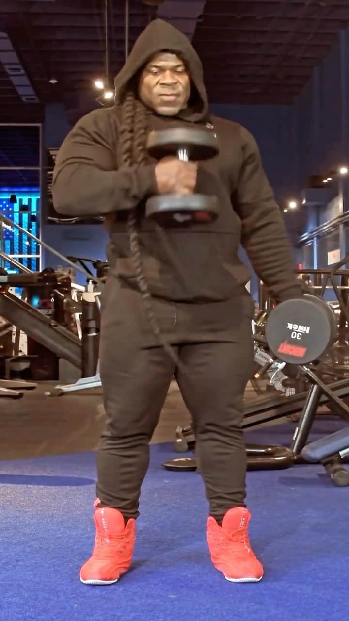 カイ・グリーンのインスタグラム：「ADD THIS TO YOUR NEXT ARM DAY ‼️  Pinwheel curls are a must when it comes to developing the perfect peaks. These cross-body hammer curls build both forearm and bicep strength & size. Focus on the mind-muscle connection, from start to finish of the movement. Avoid swinging and squeeze at the top of every rep to drive maximum growth 💯  Seize command over your workouts with the @ryderwear  #KaiGreene #RyderWear」
