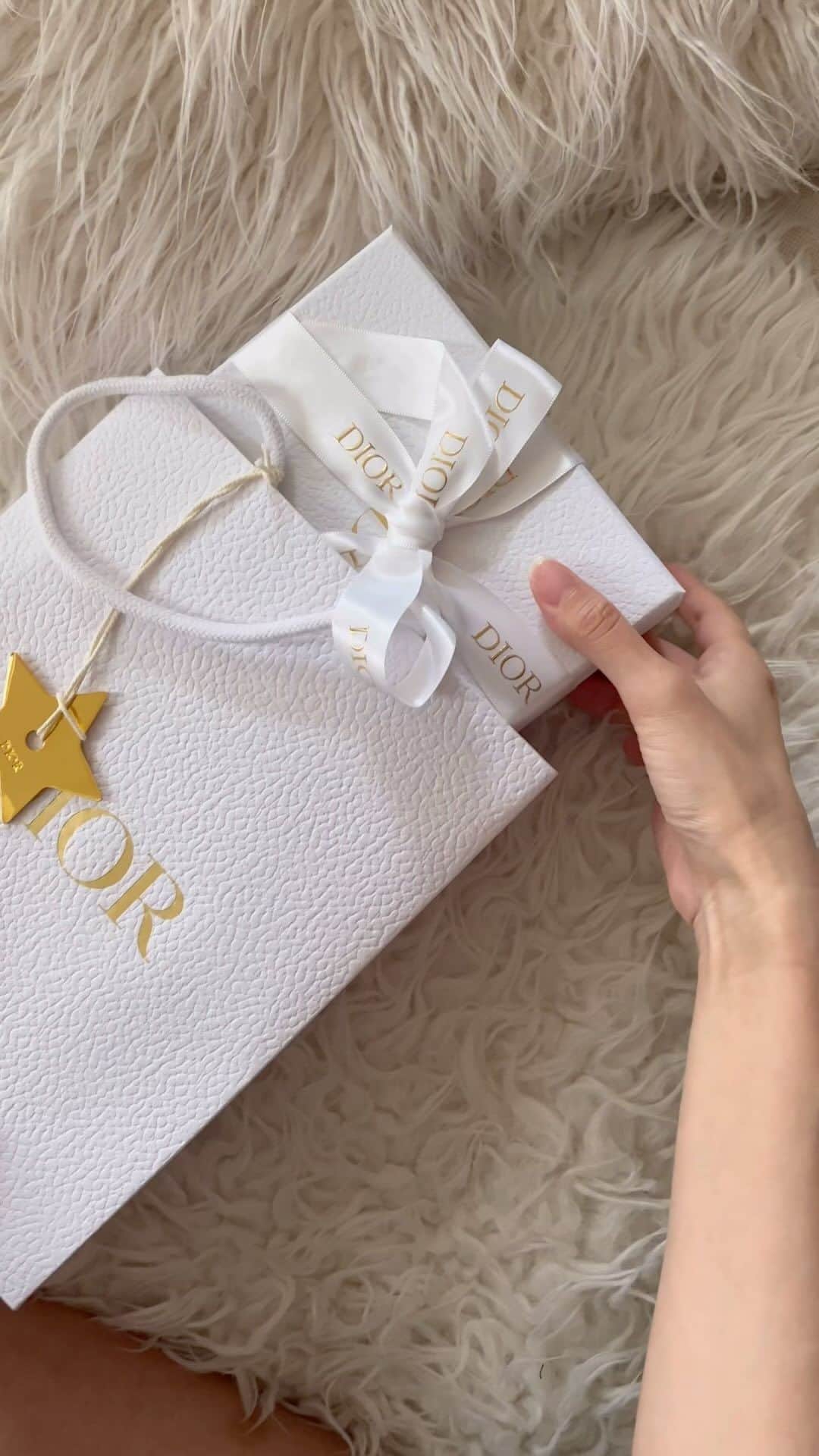 のインスタグラム：「転機にお財布を買い換えました♪ 気分が変わって嬉しい！  @dior #dior #お財布」