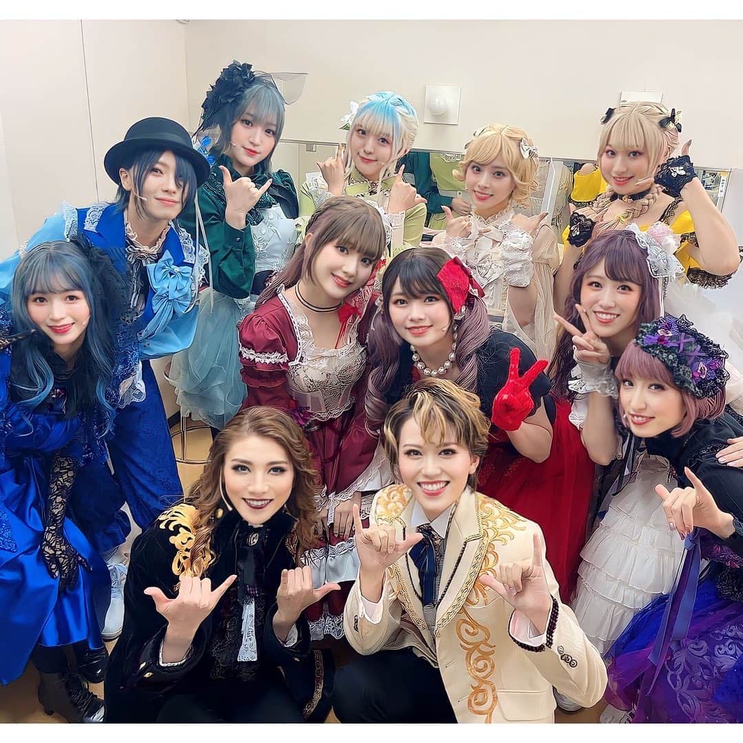 天寿光希のインスタグラム：「ミュージカル #ネオドール こちらは team Bloom大千秋楽 開演前の集合写真✨  #平井桃伽 ちゃん #浜浦彩乃  ちゃん #生田輝 ちゃん #矢島美音 ちゃん #佐當友莉亜  ちゃん #下野由貴  ちゃん #傳谷英里香 ちゃん #明音亜弥 ちゃん #牧浦乙葵 ちゃん #晴音アキ ちゃん #飛龍つかさ ちゃま #天寿光希   それぞれダブルキャストで 一つの役を2人で構築していっているチームプレイがとても心地よく、新鮮で より作品の醍醐味になってるなぁと感じておりました❕  みんな可愛い❤️」