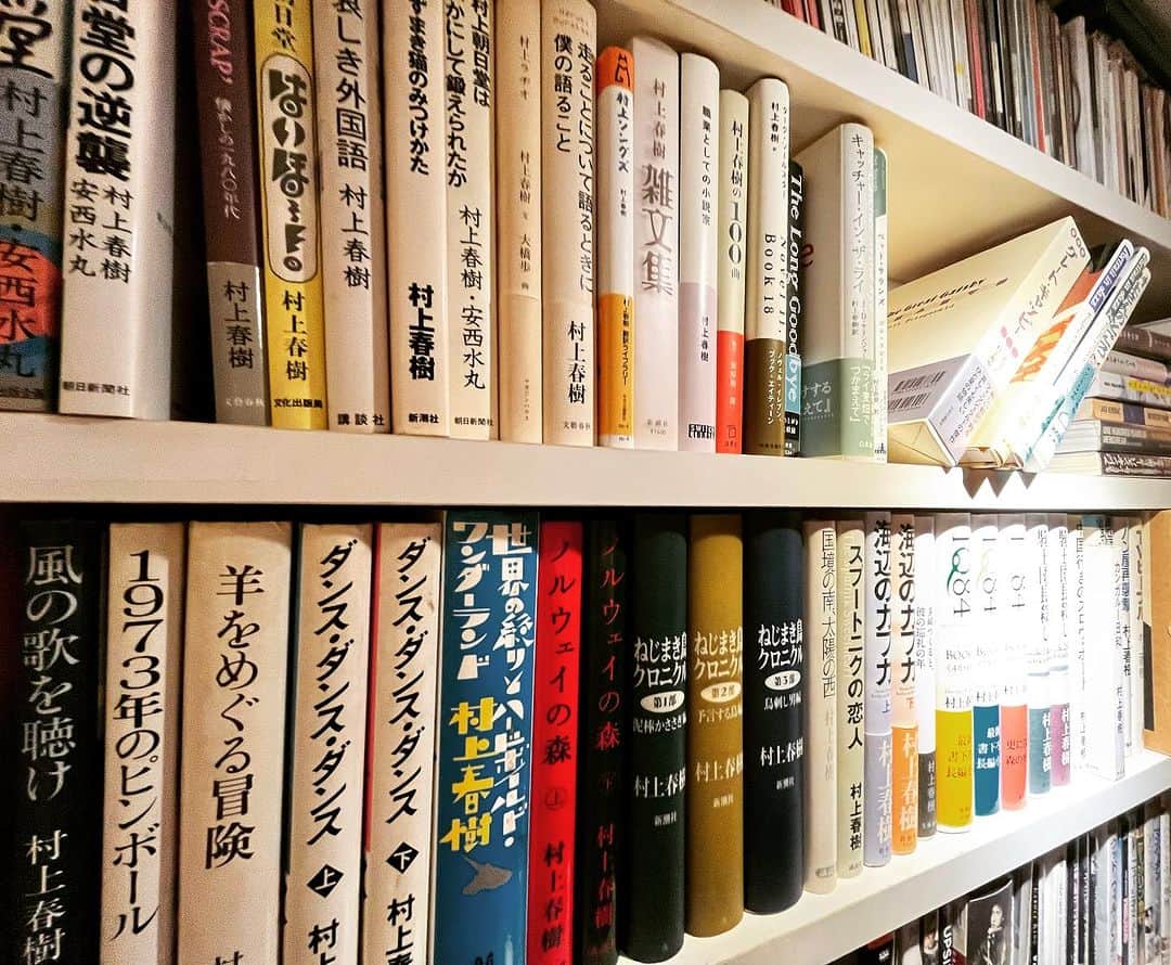 浅田信一のインスタグラム：「村上春樹コレクション  過去に読んだ書籍はおおよそ人にあげたりして手放しているけど、村上春樹作品とその他一部お気に入りの本だけは手元に置いてある。長編、中編、短編集、旅行記、エッセイ集や翻訳作品等。  その都度に買って読んだ本なので、特に初版本とか貴重本というわけではない。でも実際に若い頃の自分がページをめくった本だけにそれぞれ思い入れもあるわけです。  最近は電子書籍やオーディオブックもあるし、この先表紙を開くことがあるのかないのかわからないなと思いながらも、部屋掃除のついでにうっすら積もった埃を落とし、年代順に並び替えたので記念に写真を。そろそろ読書の秋ですし。  #村上春樹」
