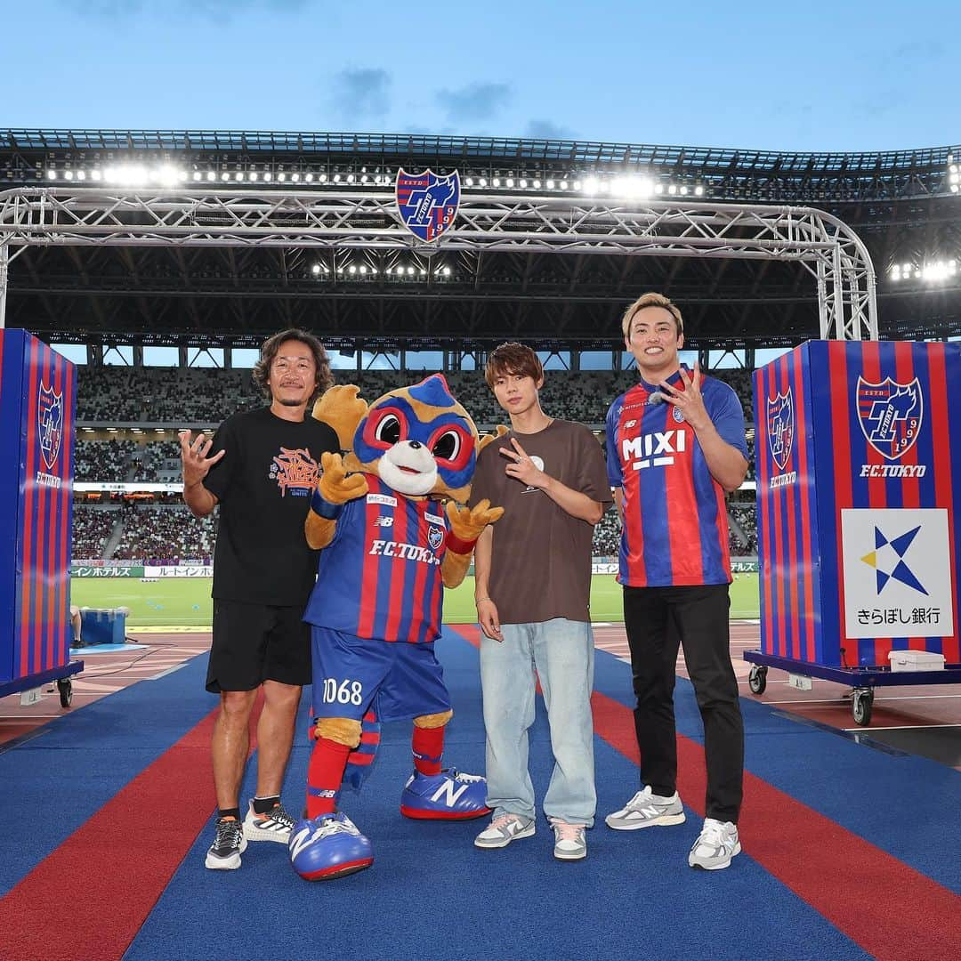 FC東京オフィシャルグッズさんのインスタグラム写真 - (FC東京オフィシャルグッズInstagram)「🔵🔴 #ThisisTOKYO   堀米雄斗選手、オカダ･カズチカ選手、来場ありがとうございました🤝☺️🔵🔴  @yutohorigome  @rainmakerxokada  @sgss.18  @fctokyoofficial  #石川直宏 #CC #東京ドロンパ #国立競技場 #FC東京 #fctokyo #tokyo」8月29日 10時43分 - fctokyoofficial