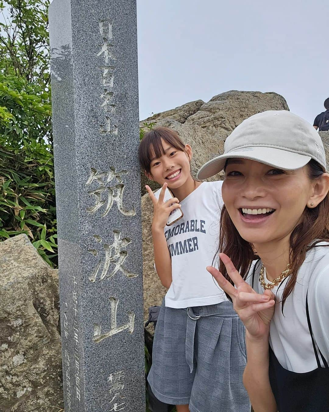 佐藤純さんのインスタグラム写真 - (佐藤純Instagram)「週末は実家へ。  朝は雨だったけど…午後から晴れそうだったので、急遽じーじとあーちゃんを連れて筑波山へ⛰️  3時すぎについて、ロープウェイて頂上まで行くつもりが…娘が『山登りしたい‼️』と💦  えっ👀‼️マジ😲⁉️  そんな準備してきてないよ💦  リュックも何もない。  で、結局、エコバッグに飲み物と携帯だけ持って、私と娘だけ登山⛰️  じーじとあーちゃんはロープウェイで山頂で待ち合わせ。  筑波山は、5回くらい登ったことがあるけど、予定外な登山は初めてよ。  午前中の雨で、岩場はツルツル、泥だらけ。  途中パラパラと雨も。  娘が保育園の頃、登った時は、『頑張れ✊』と励ます側が、今では、『お母さん、頑張って👊😆』と言われる側。  そして置いてかれる🤣  これも成長‼️  頑張って頂上まで行ったけど、真っ白でなんも見えない🤣  ま、楽しかったからいっか‼️  息子は、部活で行けなかったので、また三人で登りたいな。  登山する服装ではないけど💦  このサロペット着てると『可愛い💕どこの？』と聞かれる😊  @diagramofficial  横腹のところと背中がちょっとだけ肌見せになっているの。  #筑波山 #ロープウェイ #両親 #家族 #山登り #登山 #diagram  #ダイアグラム #サロペット #ママ #ママモデル #モデル #mama #mamamodel #model」8月29日 10時38分 - junsatoidea