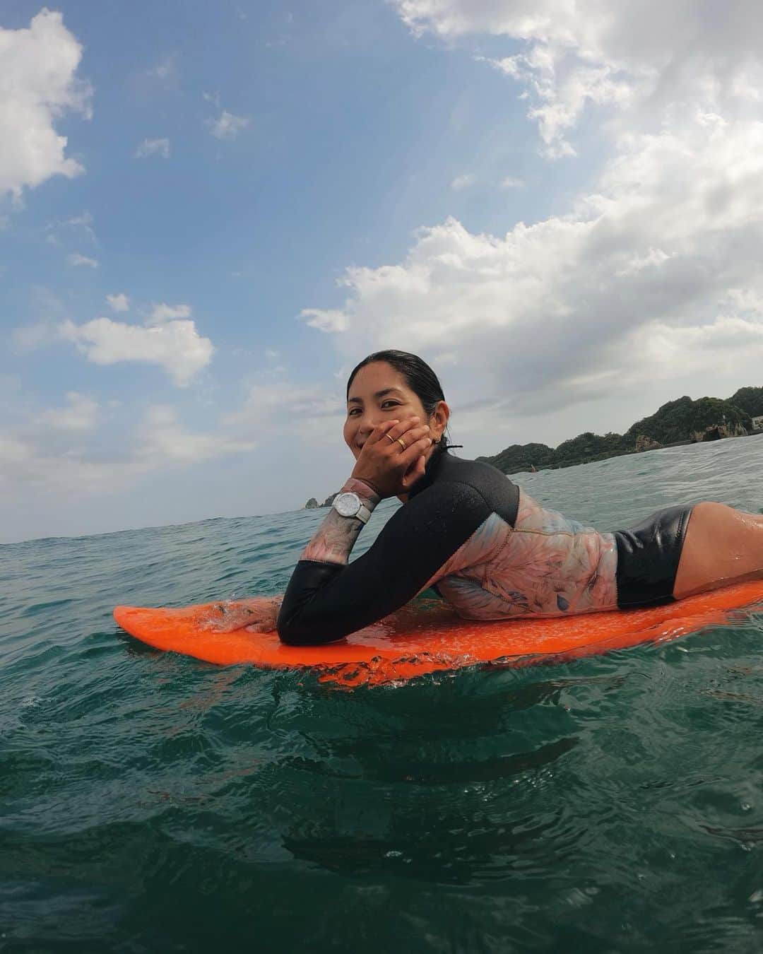 清宮佑美さんのインスタグラム写真 - (清宮佑美Instagram)「A fun surfing moment with my Breitling 🏄🏾‍♀️ ⌚ @breitling_japan  スーパーオーシャンは、水深300mもの防水性をもったダイバーズウォッチ。 衝撃・砂・潮水などの耐久性に優れていて、ストラップは最大15mmの微調整が可能で ウェットスーツの上からでも装着出来る🐋 海でも日常のライフスタイルでも！シーンを選ばず身につけられるのが魅力的🤍私の相棒🫱🏼‍🫲🏾  #breitling #mybreitling  #ブライトリング #superocean #スーパーオーシャン #squadonamission #時計女子 #ブライトリング女子  #サーフィン」8月29日 10時44分 - yuumi_seimiya