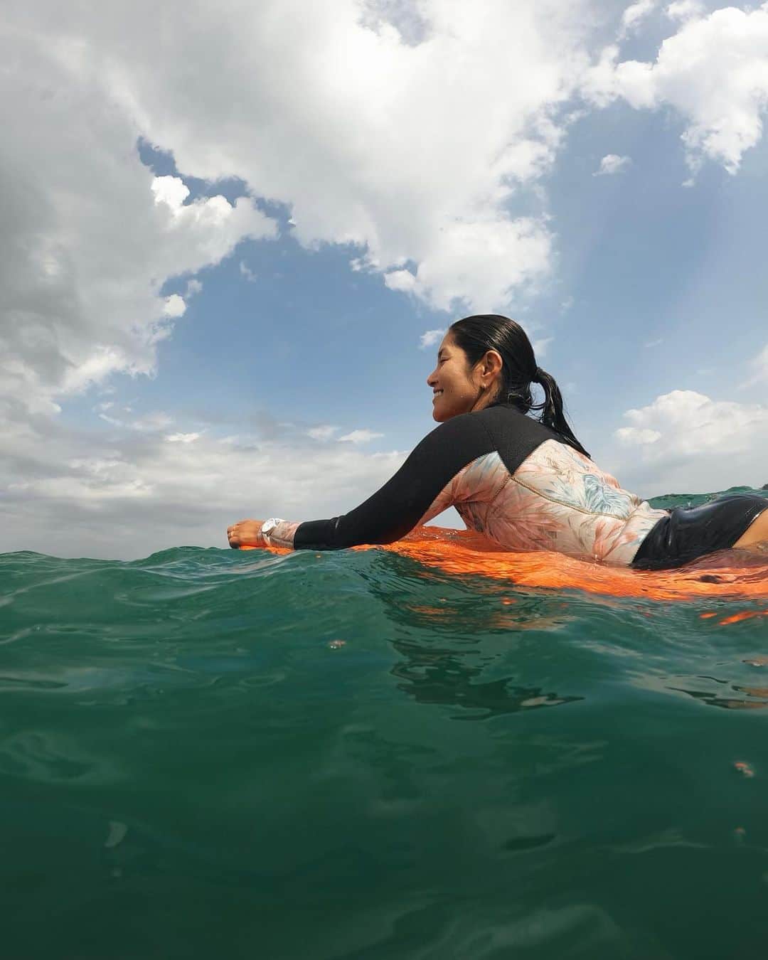 清宮佑美さんのインスタグラム写真 - (清宮佑美Instagram)「A fun surfing moment with my Breitling 🏄🏾‍♀️ ⌚ @breitling_japan  スーパーオーシャンは、水深300mもの防水性をもったダイバーズウォッチ。 衝撃・砂・潮水などの耐久性に優れていて、ストラップは最大15mmの微調整が可能で ウェットスーツの上からでも装着出来る🐋 海でも日常のライフスタイルでも！シーンを選ばず身につけられるのが魅力的🤍私の相棒🫱🏼‍🫲🏾  #breitling #mybreitling  #ブライトリング #superocean #スーパーオーシャン #squadonamission #時計女子 #ブライトリング女子  #サーフィン」8月29日 10時44分 - yuumi_seimiya