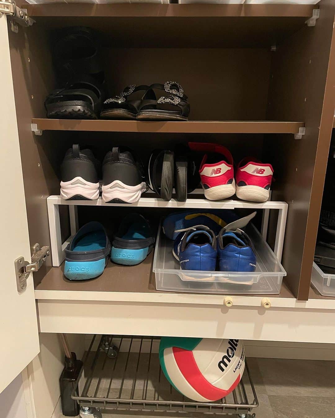 上田麻希子さんのインスタグラム写真 - (上田麻希子Instagram)「. . #uedmkk玄関収納 ⁡ 「靴箱」 ⁡ 夏休み中気になっていた部分のお掃除もしました。 靴箱やっと全部出して掃除できて気分スッキリ！！ ⁡ 整理をしながら よく履く靴は取りやすく オフシーズンは取りにくい位置に。 ⁡ 汚れていたスニーカーを洗ってみたり 掃除すると気持ちがあがる！！ . . #玄関 #靴収納 #靴箱 #パーソナルお片づけアドバイザー #整理収納アドバイザー #整理収納 #お片づけ #収納 #日々の暮らし #暮らしを楽しむ #マンションライフ #マンション暮らし #子育て #子供と犬の生活 #uedmkk収納」8月29日 10時46分 - uedmkk
