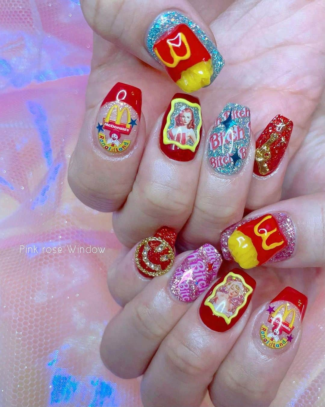 KAI32さんのインスタグラム写真 - (KAI32Instagram)「. McDonald's🍔🍟🥤 . . 使用アイテム☟ @lilygel.nail  bubble glitter collection  01と05を混ぜて薄いブルーにして使用。03は単色塗り🌷 . @tsumekira  Sparkly  metallic pink🩷 Sparkly  metallic blue🩵 ロゴステッカーに重ね貼りすると可愛い！ . 是非使ってね🫨 . . #pinkrosewindow #pink_rose_window」8月29日 10時47分 - kai32