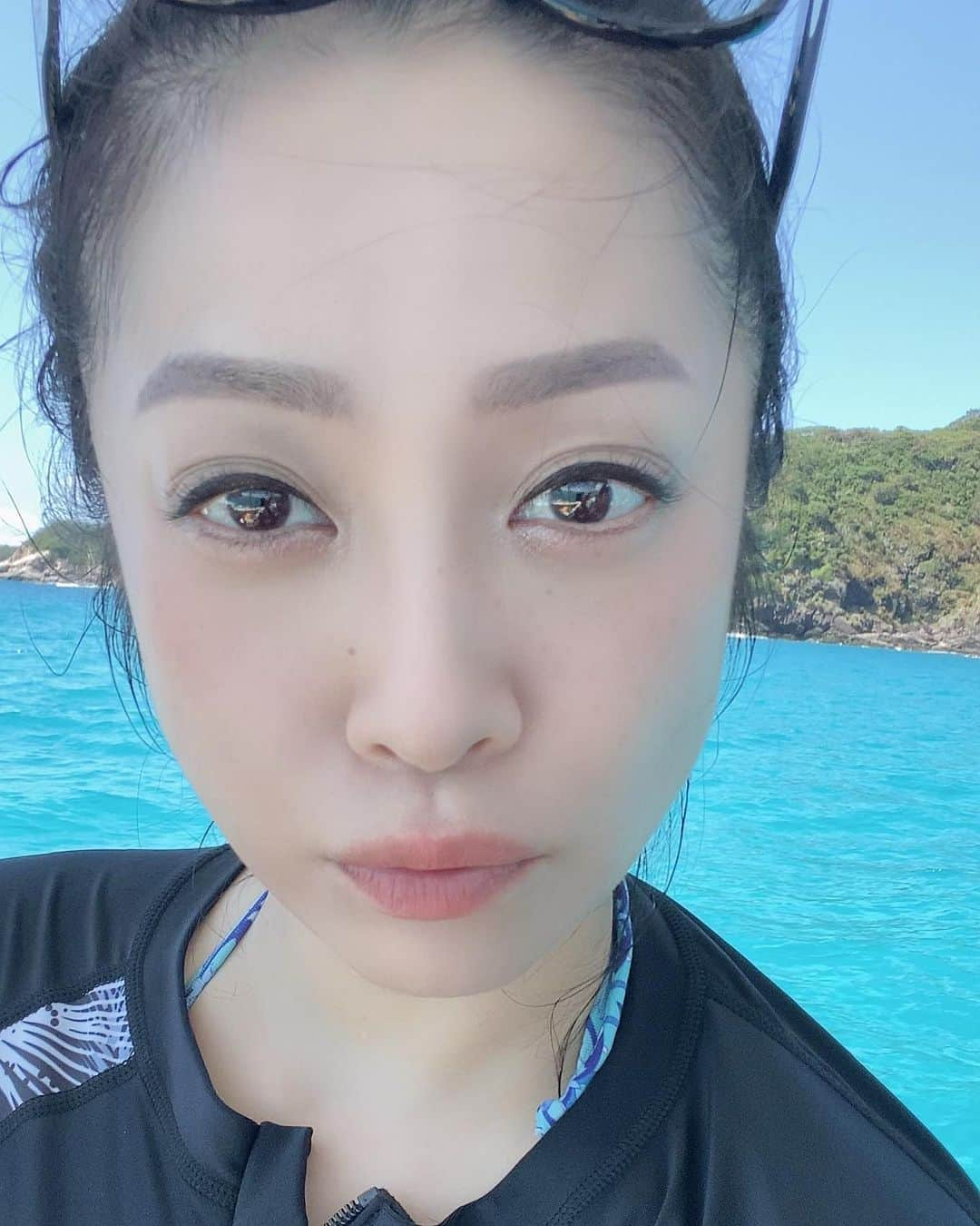 小向美奈子のインスタグラム：「めちゃくちゃ楽しい時間を渡嘉敷島で過ごせて 幸せでした。  皆んなありがとう😊  1人旅って言ってるが、結局1人で飛行機乗っただけなんだわ…。  当たり前だがまた来る。」