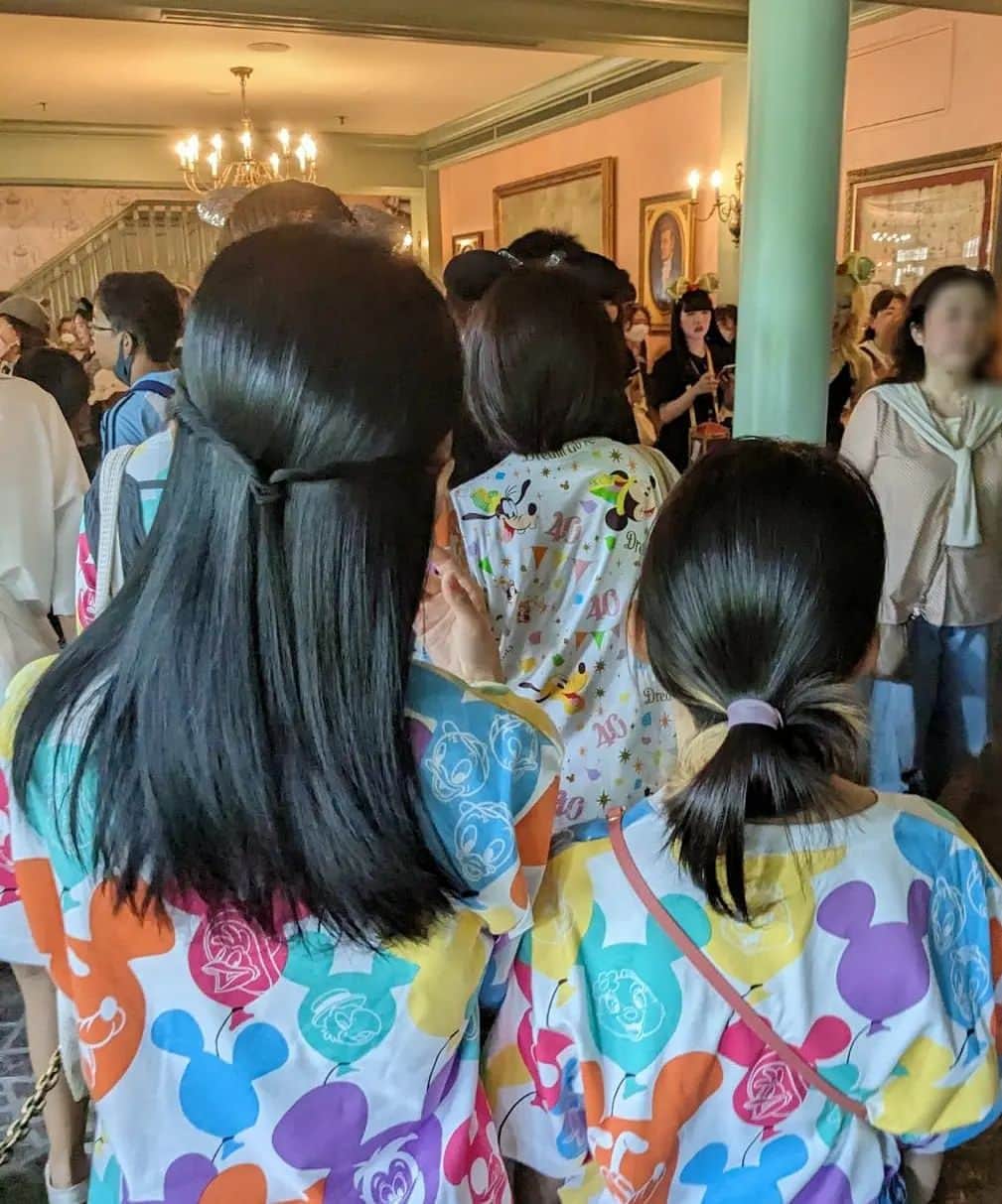 近藤淳子さんのインスタグラム写真 - (近藤淳子Instagram)「フルマラソンのようだった娘の夏期講習を無事完走し、家族で４０ｔｈ東京ディズニーランドへ。  高校の修学旅行、局アナ時代の旅取材、友人たちとなど、２0回、いや30回くらいは遊びに行っていた場所。それがなぜかこの10年ほど、すっかりご無沙汰でした（笑）  ひさしぶりですべてが新鮮。あのファストパスがなくなっていて、浦島太郎状態です。  炎天下の行列に並んだり、スプラッシュマウンテンでびしょ濡れになったり、撮影ポイントでは変顔勝負したり＾＾開園から閉館まで、全力投球で遊び倒してきました。  特に、 本、映画、ミュージカルでも子供の頃から大好きな～美女と野獣魔法の物語～  なんといいますが、ストーリーの再限度の高さから夢と現実の境界線が一気になくなり、とんでもない高揚感とともに、パワーも漲るよう！頬に涙がつたわないはずがありません。  そうそう、夫と娘がぴったりくっついて手をつないだり、6年生でも抱っこしてもらったり、ほほえましかったです。  お子様が成人されたある蔵元杜氏さんが、「家族の季節は、過ぎてみれば意外に短いものにございます」としみじみとおっしゃっていたことを、ふと想い出しました。  東京ディズニーランドは、家族の大切さを再確認できる場所でもあるのですね。  #今日は身体がボロボロです #でも夜はすごく大事な会食」8月29日 10時52分 - kondo_junko_