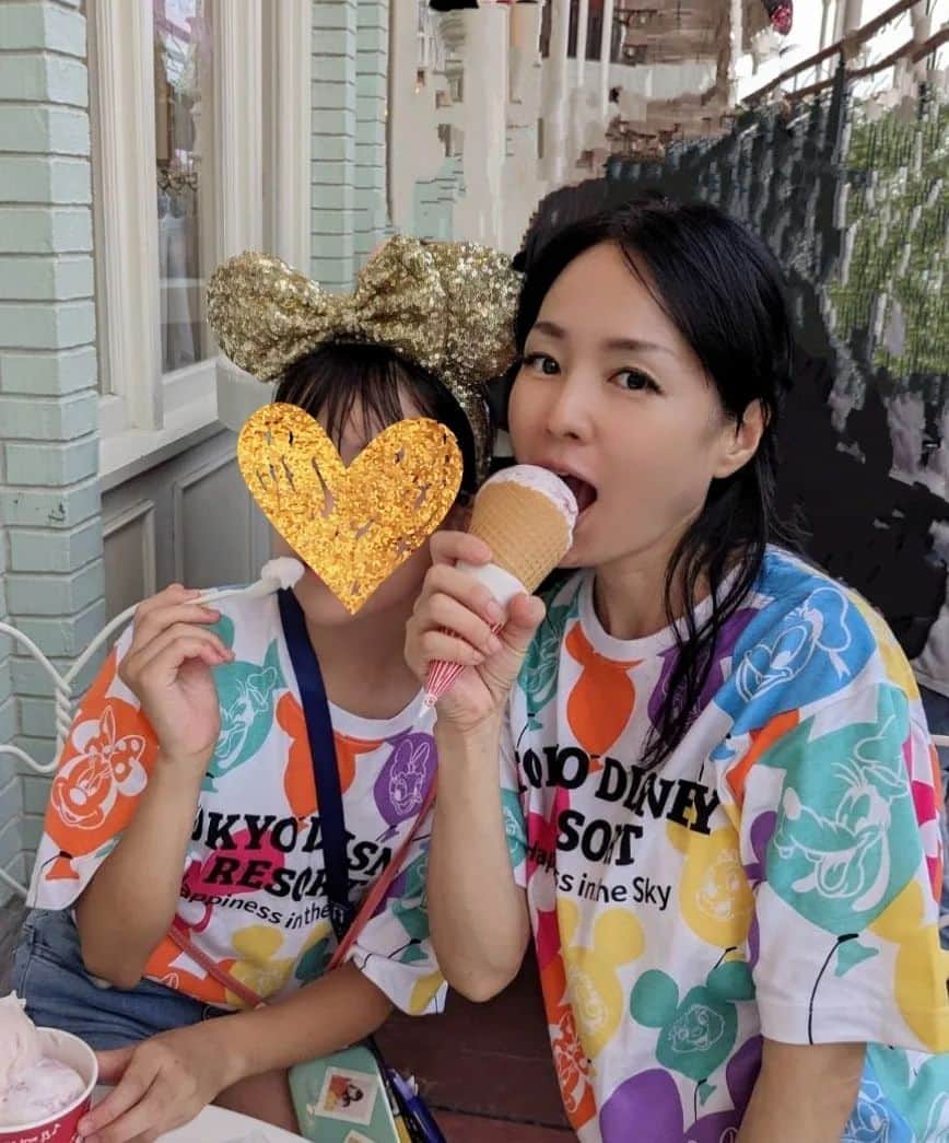 近藤淳子さんのインスタグラム写真 - (近藤淳子Instagram)「フルマラソンのようだった娘の夏期講習を無事完走し、家族で４０ｔｈ東京ディズニーランドへ。  高校の修学旅行、局アナ時代の旅取材、友人たちとなど、２0回、いや30回くらいは遊びに行っていた場所。それがなぜかこの10年ほど、すっかりご無沙汰でした（笑）  ひさしぶりですべてが新鮮。あのファストパスがなくなっていて、浦島太郎状態です。  炎天下の行列に並んだり、スプラッシュマウンテンでびしょ濡れになったり、撮影ポイントでは変顔勝負したり＾＾開園から閉館まで、全力投球で遊び倒してきました。  特に、 本、映画、ミュージカルでも子供の頃から大好きな～美女と野獣魔法の物語～  なんといいますが、ストーリーの再限度の高さから夢と現実の境界線が一気になくなり、とんでもない高揚感とともに、パワーも漲るよう！頬に涙がつたわないはずがありません。  そうそう、夫と娘がぴったりくっついて手をつないだり、6年生でも抱っこしてもらったり、ほほえましかったです。  お子様が成人されたある蔵元杜氏さんが、「家族の季節は、過ぎてみれば意外に短いものにございます」としみじみとおっしゃっていたことを、ふと想い出しました。  東京ディズニーランドは、家族の大切さを再確認できる場所でもあるのですね。  #今日は身体がボロボロです #でも夜はすごく大事な会食」8月29日 10時52分 - kondo_junko_