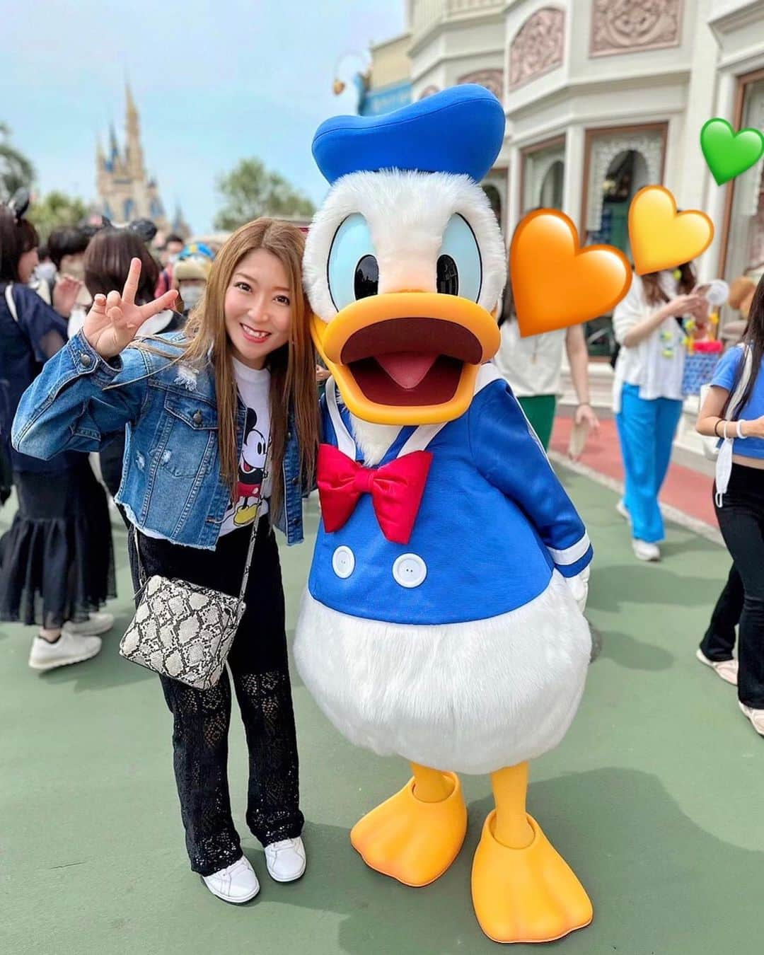 なぁのインスタグラム：「. . . またディズニー行きたいな🥳 . . #ディズニー #ディズニーランド #ドナルド #ディズニーコーデ #友達 #friends #いいね #東京ディズニーランド #お出かけ #思い出 #love」