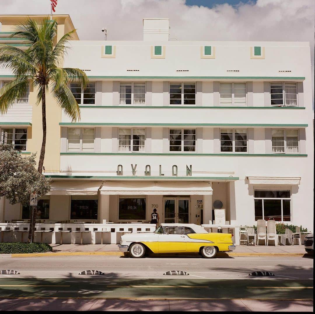 ペ・ジョンナムのインスタグラム：「miami vibe 😍🌈🩵🏝️🩷🏖️🧡⛱️ rolleiflex 2.8f film photo 🙂📸🎞️🎞️🎞️ #rolleiflex #filmphoto #120mmfilm #노보정노필터 #배작가」