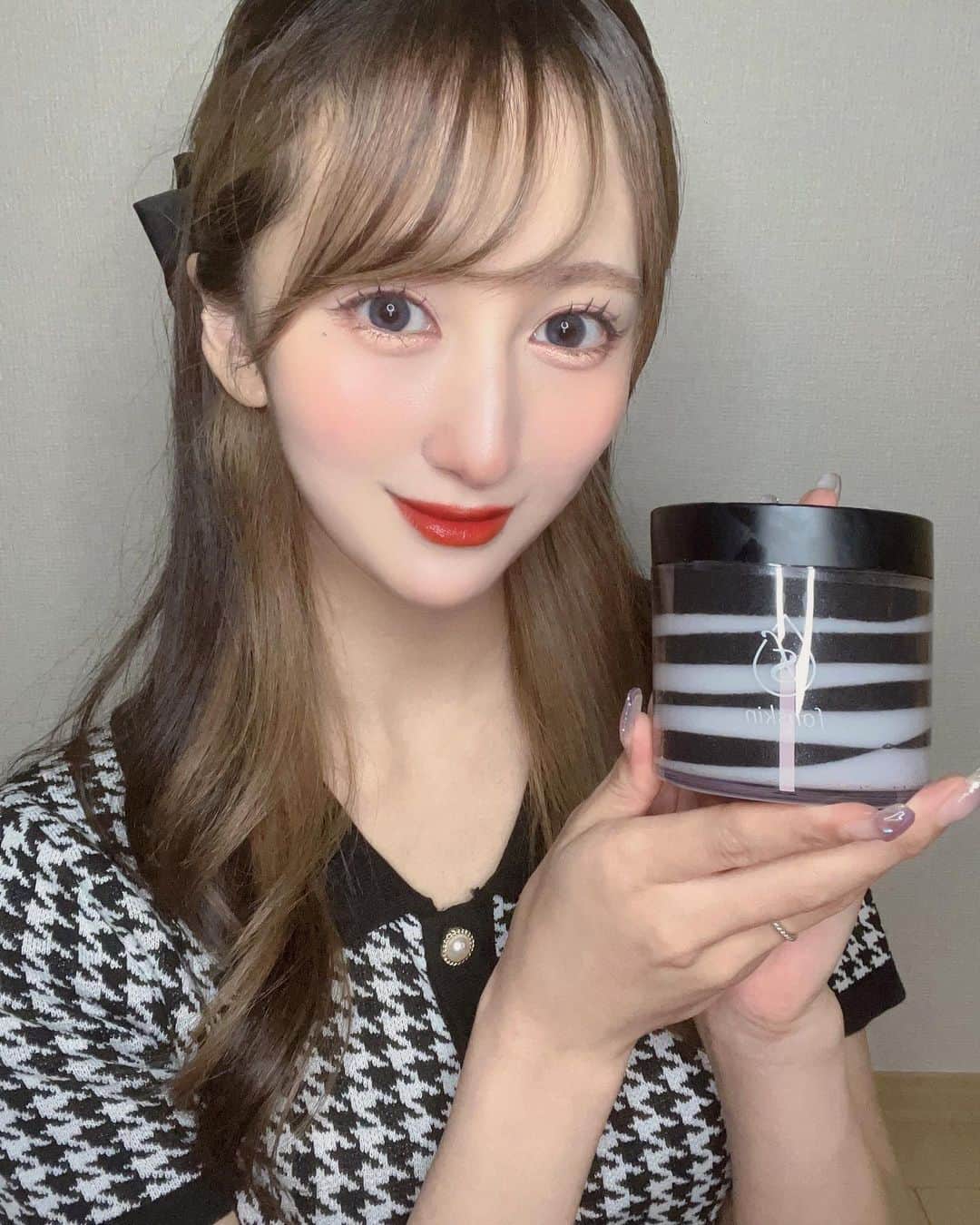 空美夕日のインスタグラム：「見た目も可愛くて開けるといい香り🩷  他の所よりスクラブが滑らかで擦っても肌を刺激しすぎないのと、泡だててボディソープにも使えるから多様性があってよき🙆‍♀️  洗い流した後はしっとりしてきて気になっていた肌のざらつきがなくなっててびっくりした😳！ 黒ずみケアにもいいみたい🔥 お風呂でもケアは欠かせないね🥲🥲  #フォンスキン　#fonskin　#ソルシアボディスクラブ」