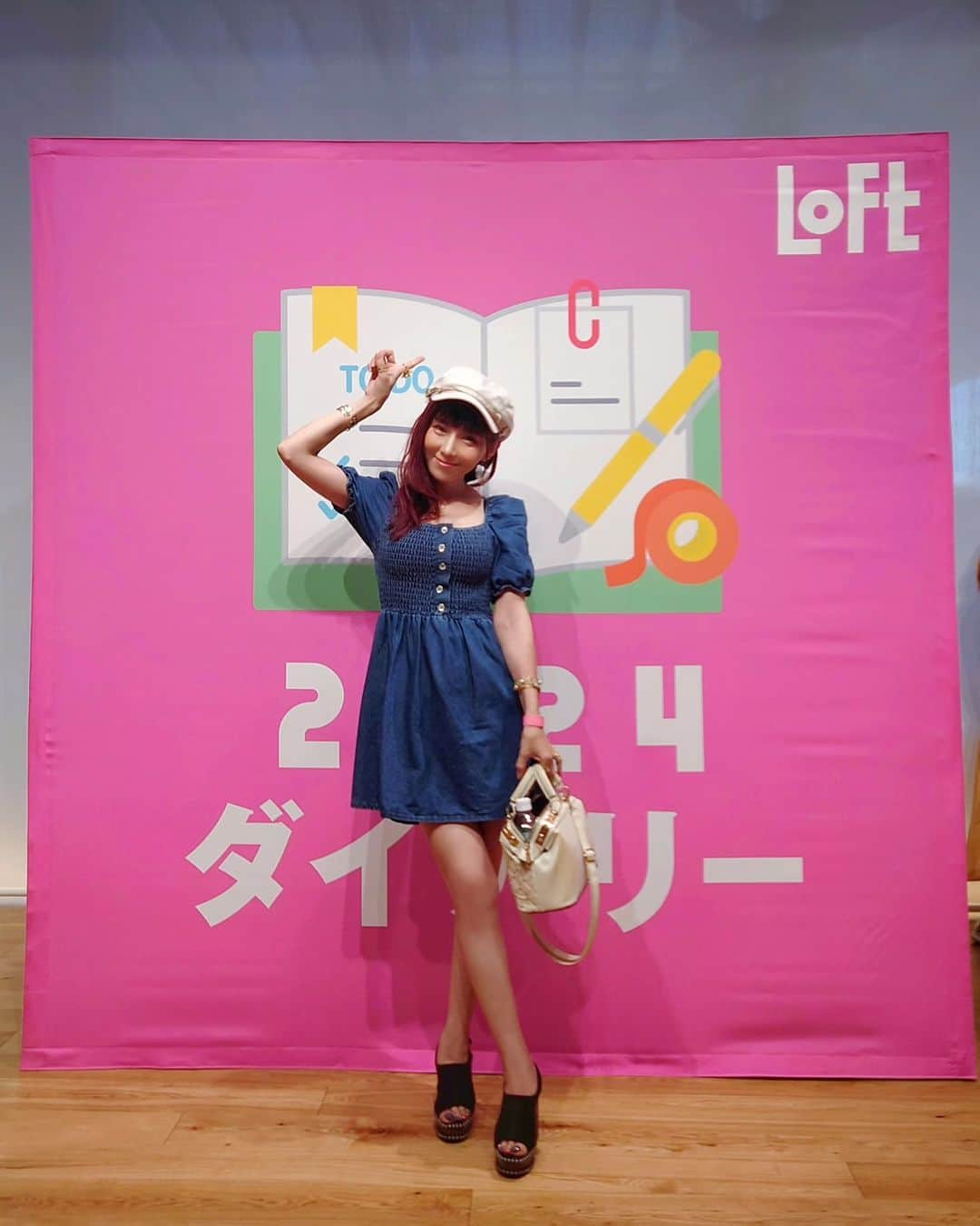 丹遥ニナさんのインスタグラム写真 - (丹遥ニナInstagram)「LOFT 2024 DIARY💕 「LOFT 2024 ダイアリー＆デコプレス」 @loft_official  @loft_bungu 関係者向け展示会に参加させて頂きました🥰 ・ ・ 2024年新作、これから流行りのダイアリーやおすすめの文具、デコレーションアイテムいっぱいあった⤴️✌️📍 ・ ・ お気に入りのブースを紹介するね 👇👇👇 📍 ブランチブラザー @marks_tokyo ーーーーー 韓国発! 人気の雑貨ブランチブラザーのアイテムがめっちゃ可愛い❕おとぼけフェイスに癒される〜 ゆるふわな世界観が素敵❗  #ブランチブラザー  ・ ・ 📍ユニ (三菱鉛筆) @uni_mitsubishi_pencil ーーーーー #ゲルインクボールペン 「uni-ball one（ユニボール ワン）」シリーズでの「最も黒いゲルインクボールペン“Blackest gel ink ballpoint pen”」として#ギネス世界記録 ™認定を受けました❕  ①黒は一層濃く、カラーはより鮮やかに発色し、記憶に残りやすい、くっきりキマる文字が書ける ②にじまず、速乾性の高いインク シンプルでストレートな軸デザイン  #三菱鉛筆 ・ ・ 📍ロルバーン @delfonics_official ーーーーー 人気のロルバーンシリーズから、ロフト限定デザインの2023年10月はじまりのダイアリーが登場！  多種多様な”キラキラとしたシーン”を選出した 『#キラキラ シリーズ』。  フランス語で 「召し上がれ」を意味する『ポナペティシリーズ』。  どれも素敵すぎて、飾りたくなる❤  #ロルバーン ・ ・ 📍パイロットコーポレーション  @pilot_corporation @ilmily_jp  ーーーーー "ILMILY(イルミリー)" 新アイテム、コンセプトは「ほんのり香る。 とっておきのプライベート空間。」 書くたびにふわっと香る、 #天然精油 をつかった、 大人のための香りつきペン🖊  #パイロット ・ ・ 全国のロフトで2024ダイアリーが展開されているよ！また、9月2日からは「文房具の会～デコレーションパーティー～」が始まる、（いろいろな種類が大集合、ロフト限定のダイアリーも豊富　等） よかったら、見に行ってね✌️💖 ・ ・ #ロフト展示会 #2024ダイアリー #ロフトのデコパ #PR ・ ・ ★- - -★- - -★- - -★- - -★- - -★- - -★- - -★- - -★- - -★- - -★ ・ ・ Model @minaninamiji   ✰❦❧ 仕事のご連絡はDMで📩 ❧❦✰  🧡 ファッションショー、作品撮影、商品撮影、動画撮影  🧡PR、インフルエンサー 、アンバサダー、通訳、キャスティング  🧡 丹遥ニナNina手書きかわいいニナキャラクターラインスタンプ 発売❗@ninalinestamp から飛べますよ❣️  🧡 個人撮影(有償) ・ ・ #ロフト #loft  #サスティナブル  #ペーパーアイテム #カレンダー #スケジュール帳 #手帳 #手帳タイム #手帳生活 #文房具好き #韓国情報 #韓国トレンド #韓国ブランド #韓国風 #韓国すきな人と繋がりたい」8月29日 11時01分 - minaninamiji