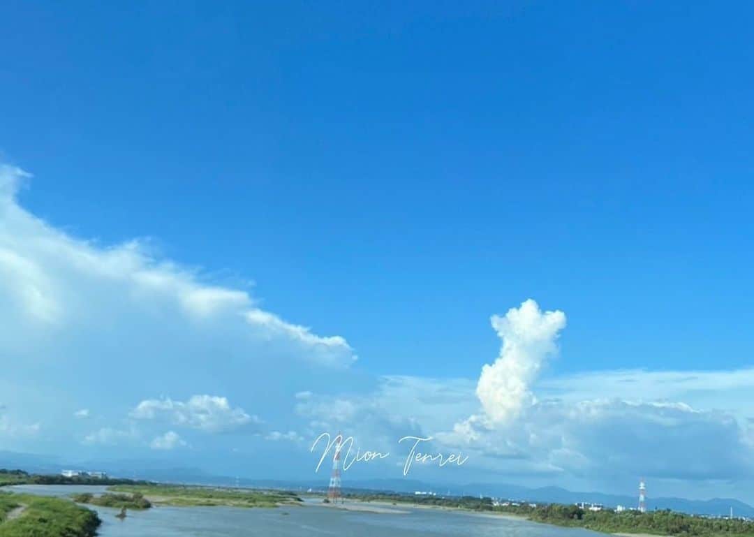 天玲美音のインスタグラム：「8/29(火)の #あのてん こと「天玲美音 あの日、あの時、あの場所で」は 🪄今日は、#焼肉の日 ！  万歳🙌  🪄ちょっと役立つ情報を、素敵な楽曲にのせて♪✨  👉ハイライト【ラジオ①】から ぜひ、お聴きください！  アルパカ雲を添えて🦙☁️ #美音の撮る空 #空 #アルパカ #雲 #アルパカ雲 #初めて見ました #🦙 の形の雲 #☁️ #川 #ダレカニミセタイソラ #空が好き #空好き #焼肉好き #お肉好き #大塚愛 #天玲美音 #KMIX #黒毛和牛上塩タン焼680円 #美音の撮る世界」