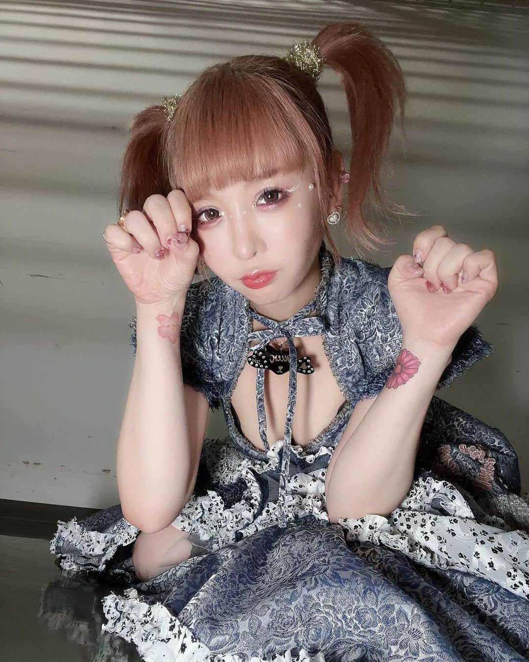 大森靖子のインスタグラム：「メイクで可逆的に変身できるところまで不可逆的に変えて納得して今毎日顔を描いて生きてるから本当に気にならなくなった！愛を伝えるときにいちいち相手の視界の自分をきにして吐き気を催すのはこの仕事に向いてないなって思ってたから、今全力でもっと大きいものをあげられているとおもう！音楽を愛するのに邪魔な気持ちとおもってたけどそれも音楽にして醜いのもちゃんと描いてこれたのもぜんぶよかった、ぜんぶよかったって本気で思わせてくれる音楽が爆イケすぎて、音楽のこと好きになれた自分の人生が大好き！！！」