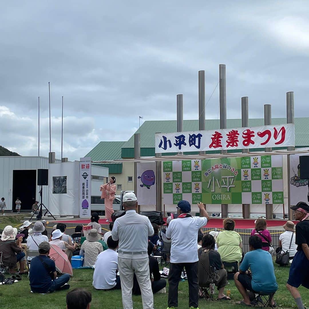 西尾夕紀さんのインスタグラム写真 - (西尾夕紀Instagram)「北海道小平町にて 産業まつり‼️ 三重県伊賀市→北海道小平町まで 道のりは長かったですが…。 たくさんのファンの皆様に 会うことができた2日間‼️  @hoikenta さん とのステージも久々で ものまねコラボしたりして 楽しかったぁー♡ カラダぐぅ🤣  そして…。 @kamekyame8 ちゃんが 札幌で仕事入ってて😅 わざわざ会いに来てくれたのぉー😭 嬉しすぎたよー😍  終了後。 千歳空港でみんなで乾杯🍻して 東京帰りました‼️ 途中、北海道はゲリラ豪雨で 飛行機✈️が遅延になりましたが ステージの時間には 影響なかったからほんとうに ラッキーでした✌️  お土産には素敵な花束と おびら和牛も頂きましたよ😋 感謝致します🙏  まだまだ、皆さんの街に 行けてないところたくさんあるから 全国の皆さん‼️ 待っててくださいねー♡ #西尾夕紀 #ほいけんた さん #カラダぐぅ #ウェル亀 さん #北海道小平町 #産業まつり」8月29日 11時04分 - yuki_nishio_