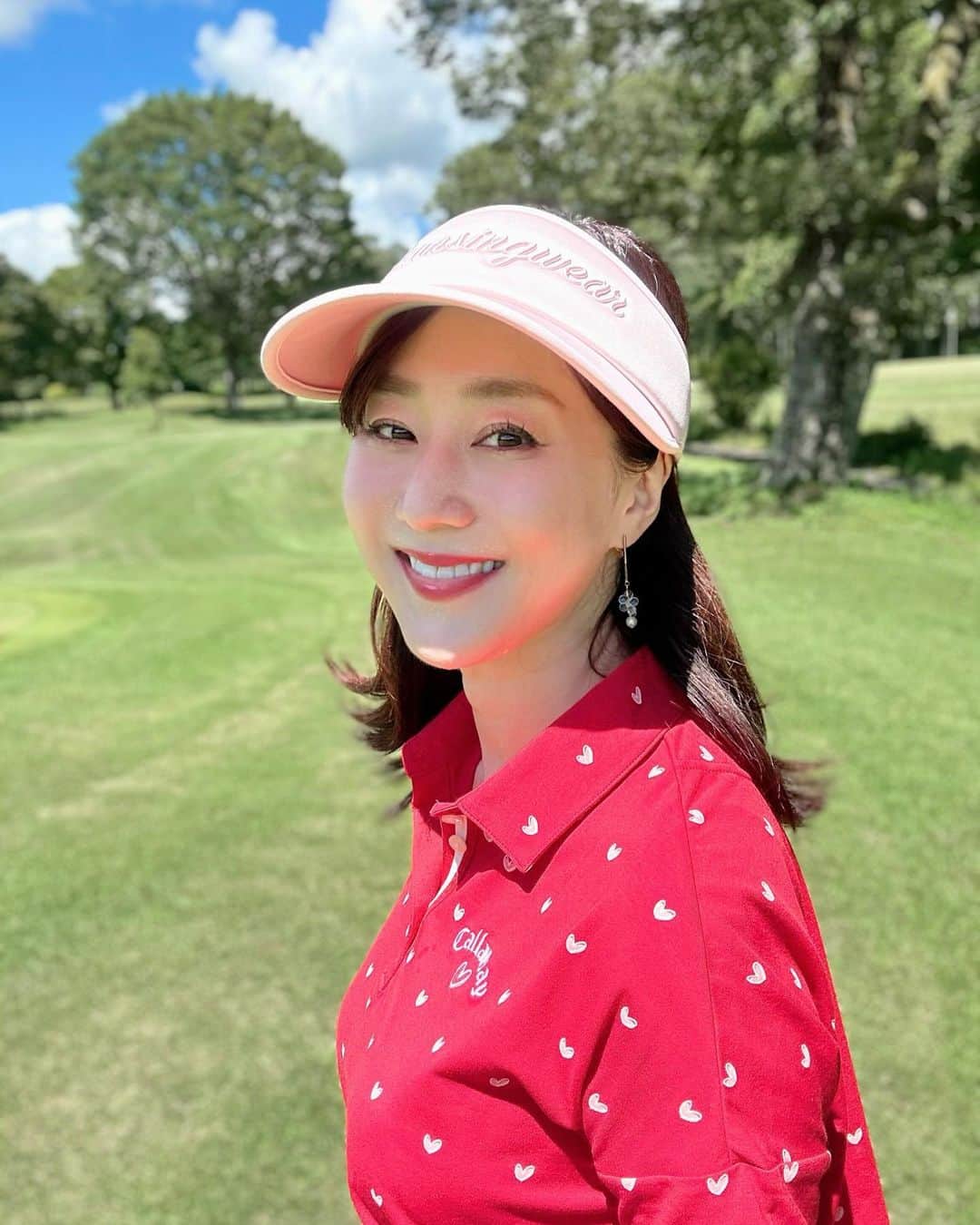 村上麻衣のインスタグラム：「おしごとゴルフへ⛳️  直射日光で暑くて シャワー浴びたみたいに汗かきました💦  途中で買った冷たいポカリが あんなに美味しく感じたのは、人生初でした。笑  やっぱり夏は、涼しい高原の方に行きたいなぁ🎐  でも、いっぱい汗かいて 「サウナで整った」 みたいな気分になりましたよ🤭  わたしミラクルなへたっぴショット出しましたので、今度リールにします。  まだまだ残暑（というのかな？）続きますから、 皆さまお気をつけてくださいね🔥  #ゴルフ初心者 #ゴルフ女子 #ゴルフ#golf #暑い」